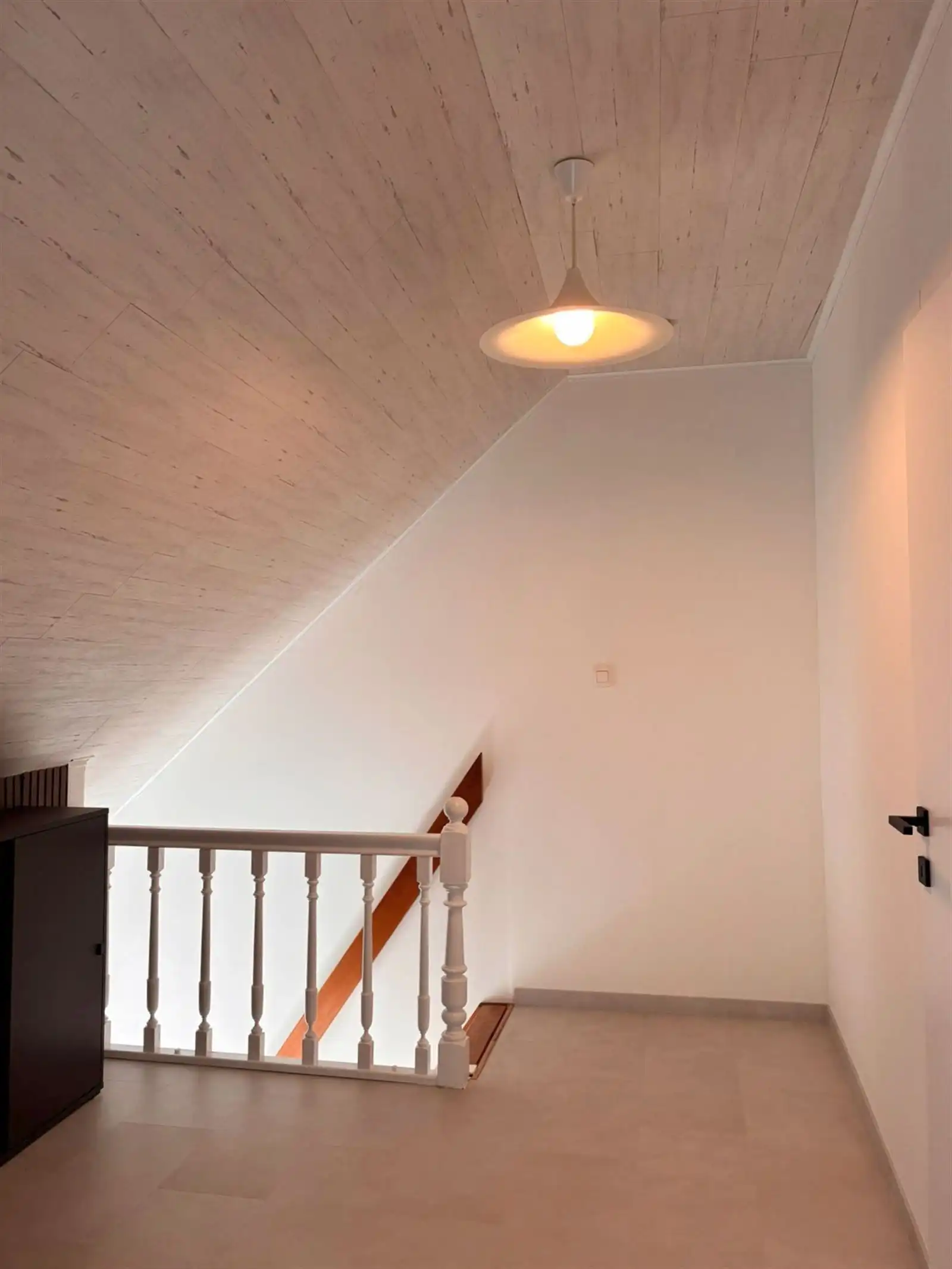 Lichtrijk huis met garage en koer foto 11