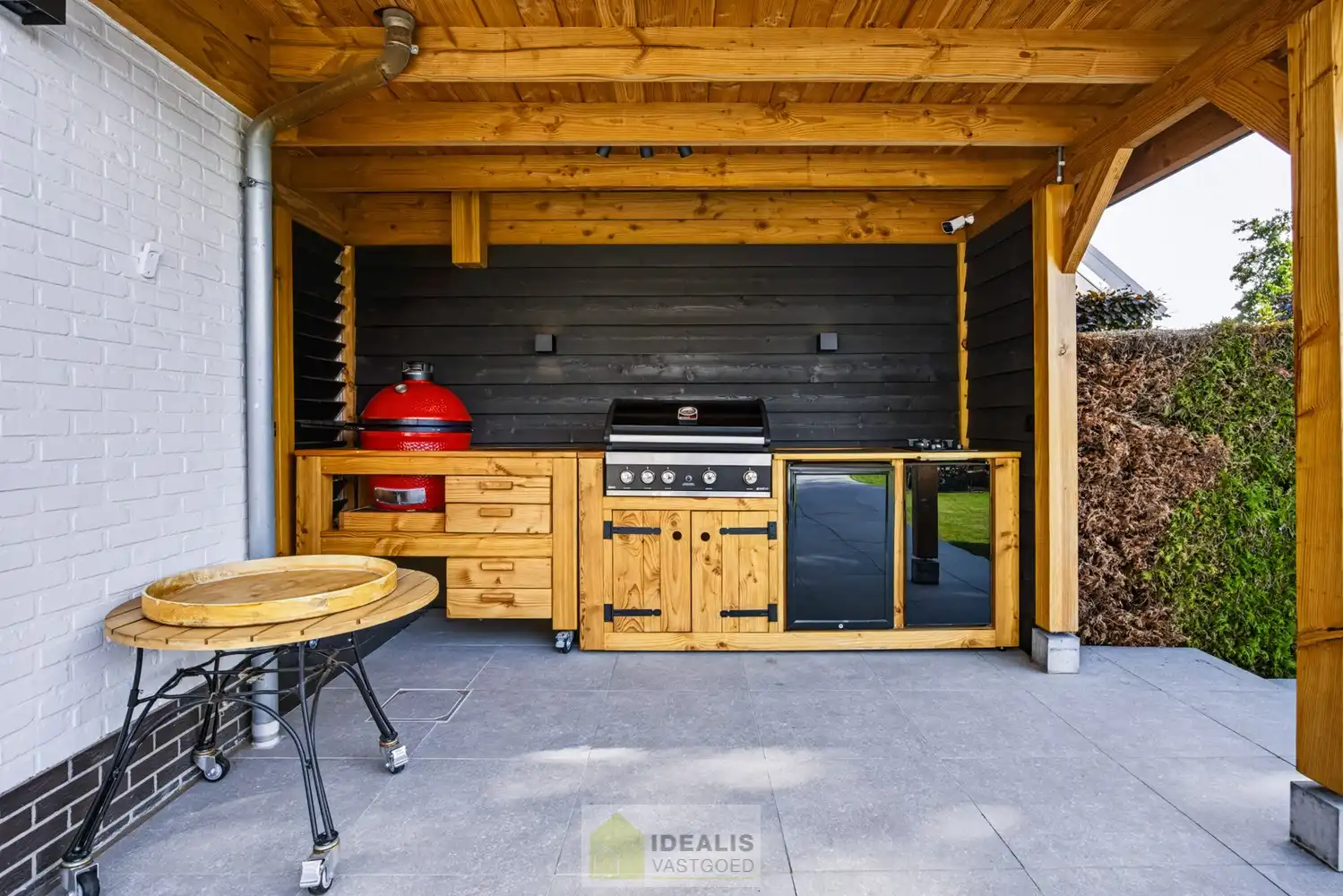 IDEALIS VASTGOED – EEN HUIS OM VERLIEFD OP TE WORDEN! DEZE PRACHTIGE INSTAPKLARE (LEVENSBESTENDIGE) VILLA MET EEN HEERLIJKE LICHTRIJKE LEEFRUIMTE VOORZIEN VAN EEN OPEN KEUKEN, 5 SLAAPKAMERS, 2 BADKAMERS, EEN PERFECT AANGELEGDE TUIN IN ALLE PRIVACY, UITGERUST MET EEN GOED VOORZIENE BUITENKEUKEN EN BIJGEBOUWEN INGERICHT VOOR WELLNESS (HOT TUB) EN BERGRUIMTE! EEN MUST VISIT VOOR ZIJ OP ZOEK NAAR MOOIE HUIZEN! foto 47