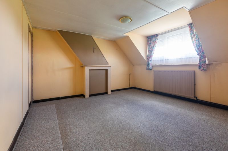 Rustig gelegen, ruime te moderniseren woning met tuin, garage en  bijgebouw van +/- 60m²  ....(kijkt uit op de velden). foto 17
