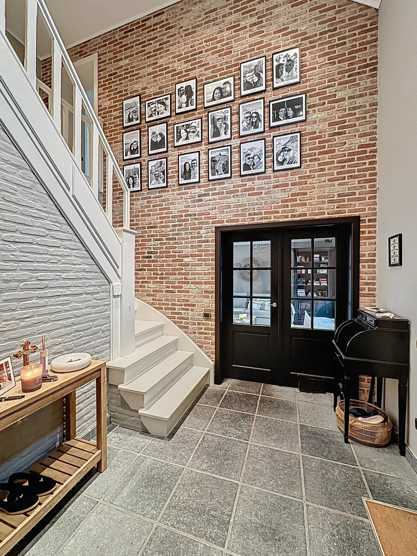 Prachtige landelijke gelegen vrijstaande woning uit 2001, gelegen op een perceel van 16a 43ca. Deze woning biedt comfort, ruimte en privacy met hoogwaardige afwerking en moderne gemakken. foto 2