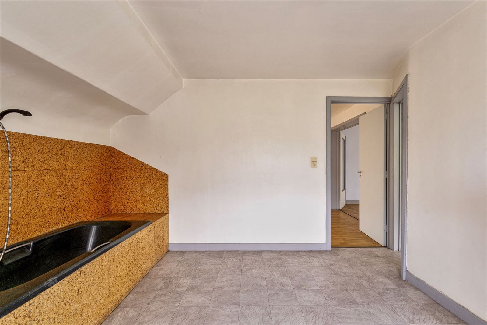 Te renoveren 4- gevel woning op 11are te Beersel  foto 26