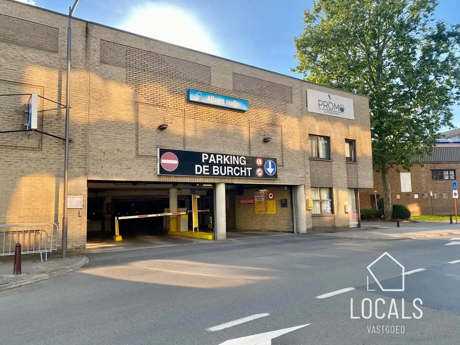 Onmiddellijke beschikbaar! Goed gelegen gesloten garage!  foto 3