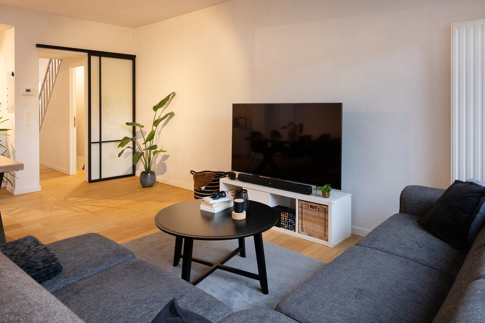 Zeer goed gelegen gerenoveerde woning met tuin. foto {{pictureIndex}}