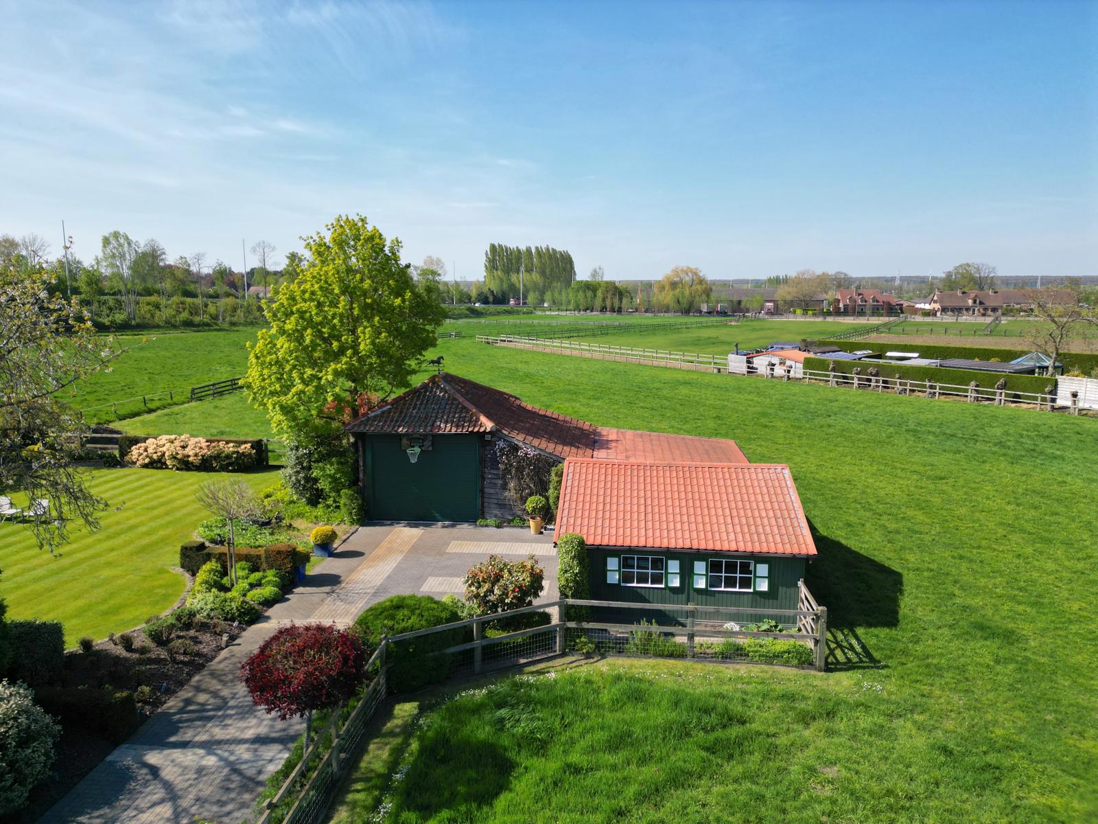 Villa met paardenboxen nabij het centrum foto 31