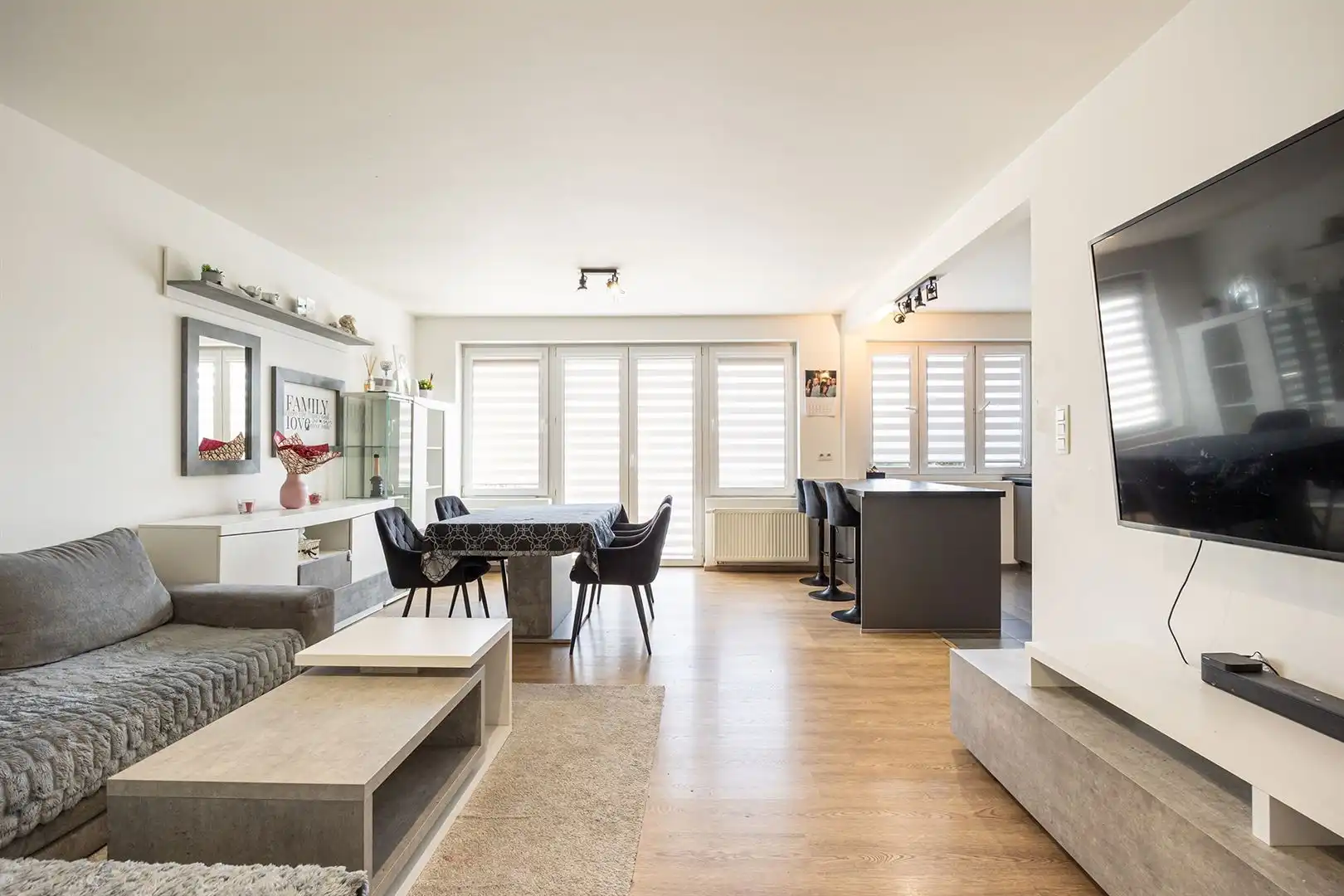 Tussen twee parken: licht appartement met tuin en garage foto 2