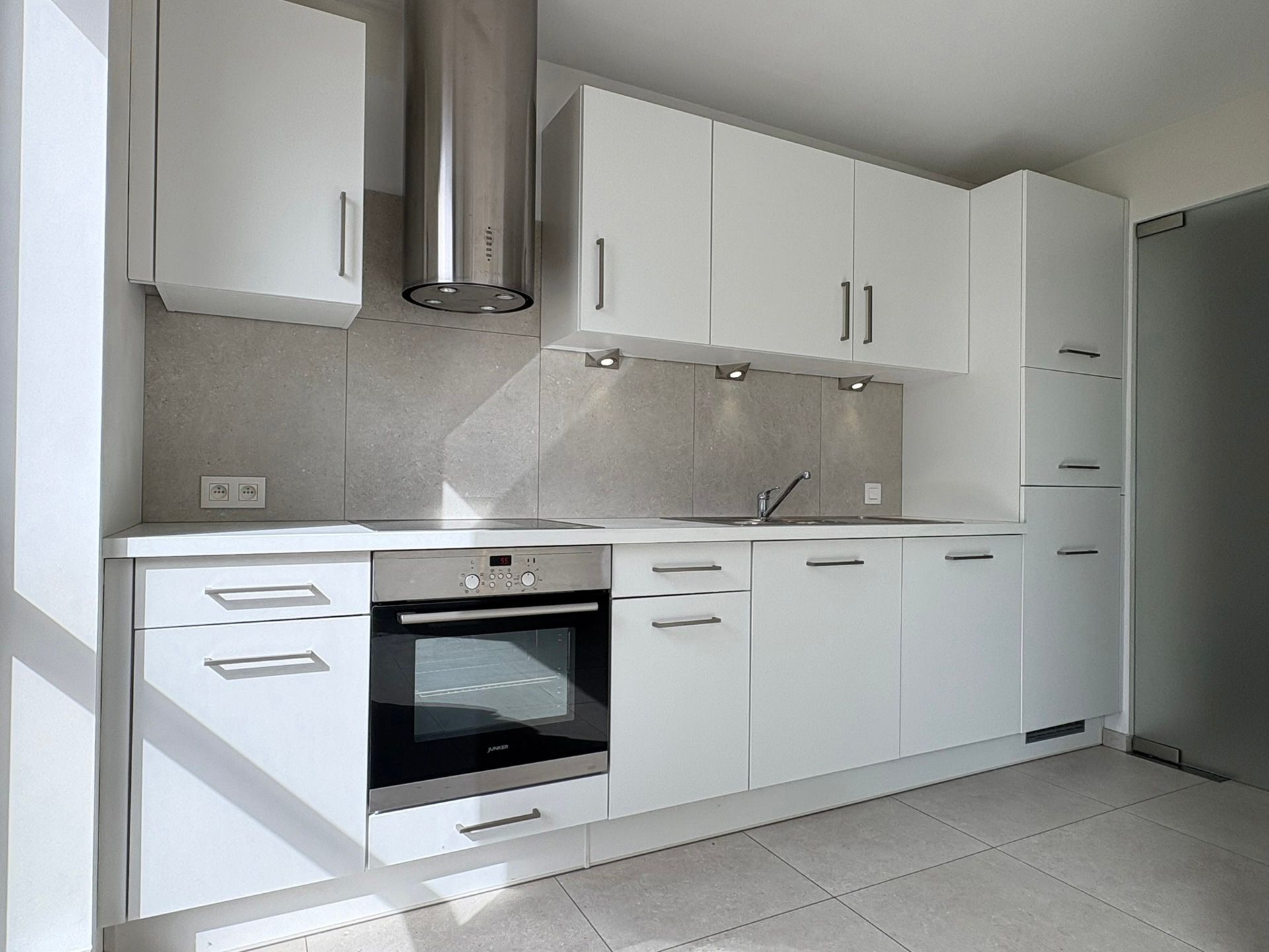 Instapklaar appartement met zonneterras, autostaanplaats en veel lichtinval foto 3