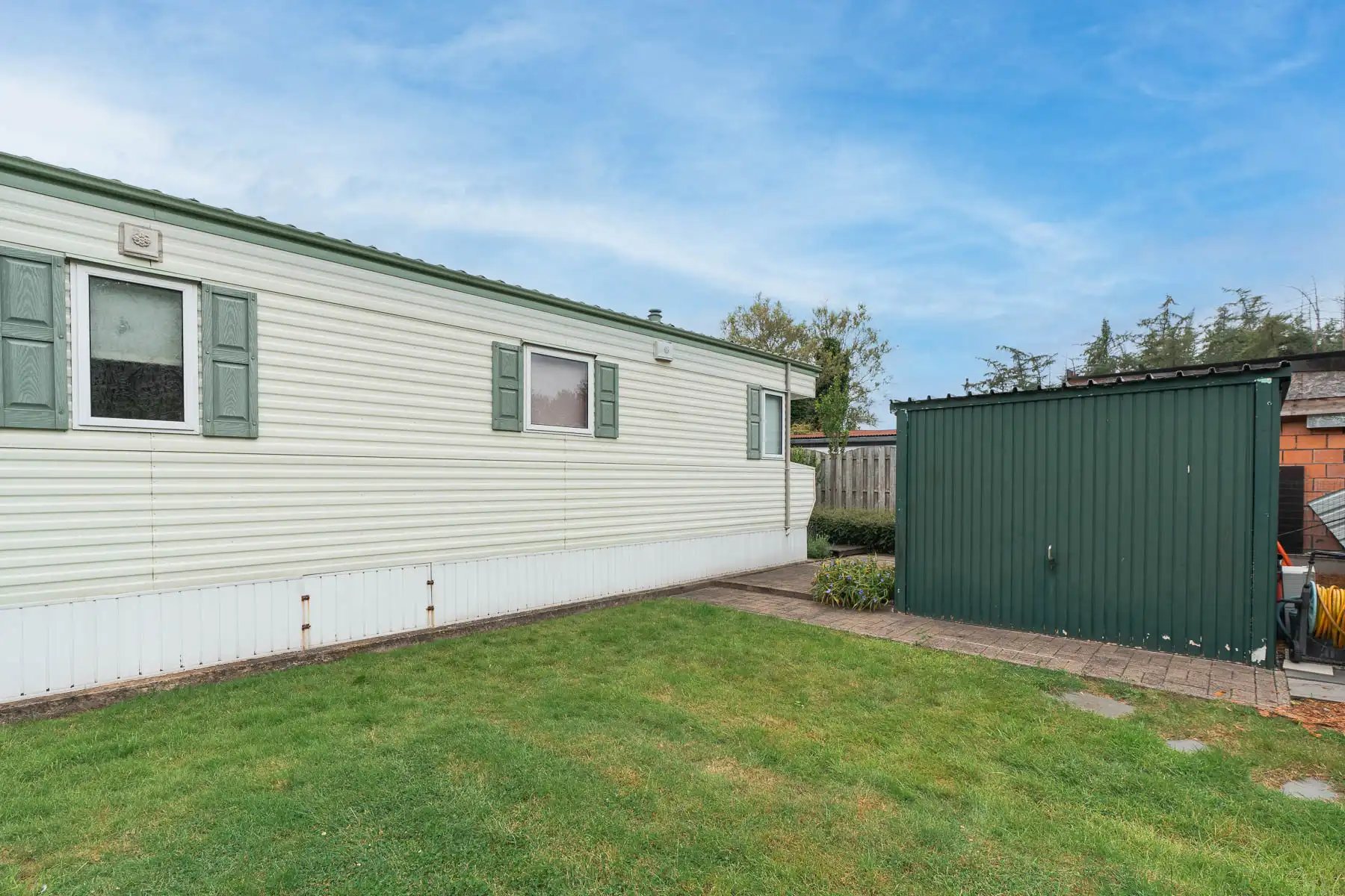 Prachtige agrarische tuin met caravan foto 32