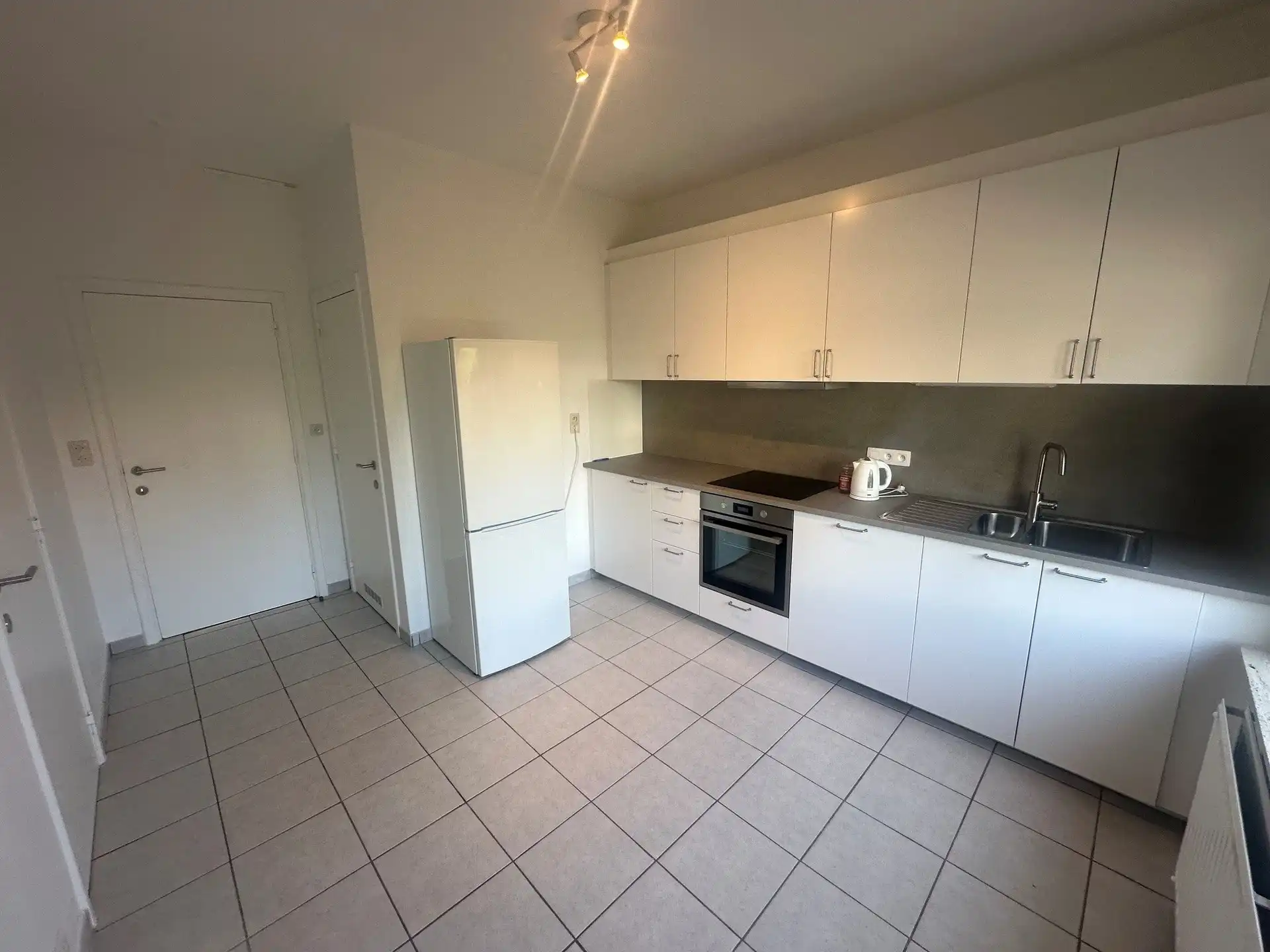 Ruime gezinswoning met 4 slaapkamers, garage en tuin foto 3