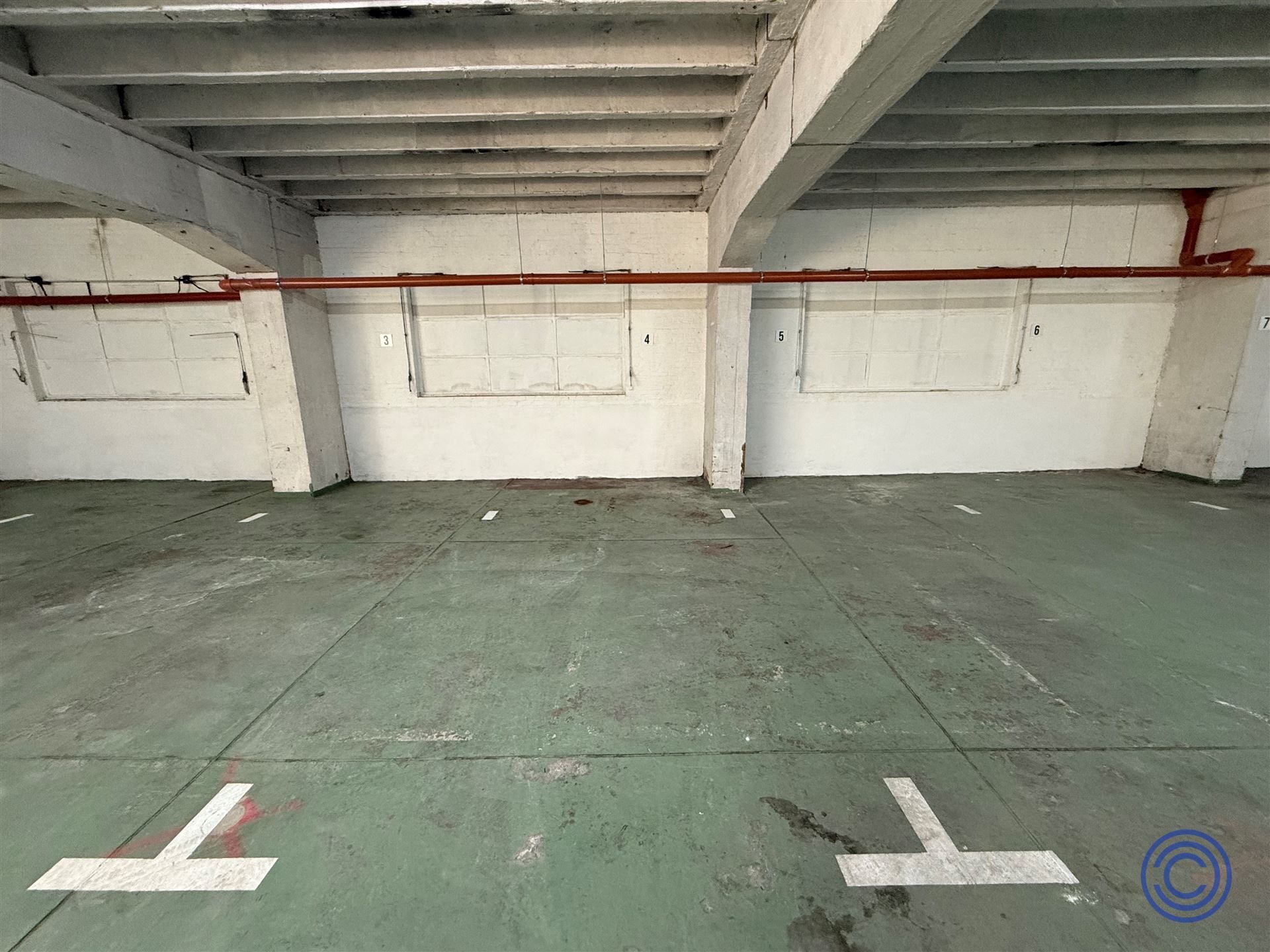 Ruime en afgesloten binnen staanplaats! foto 4