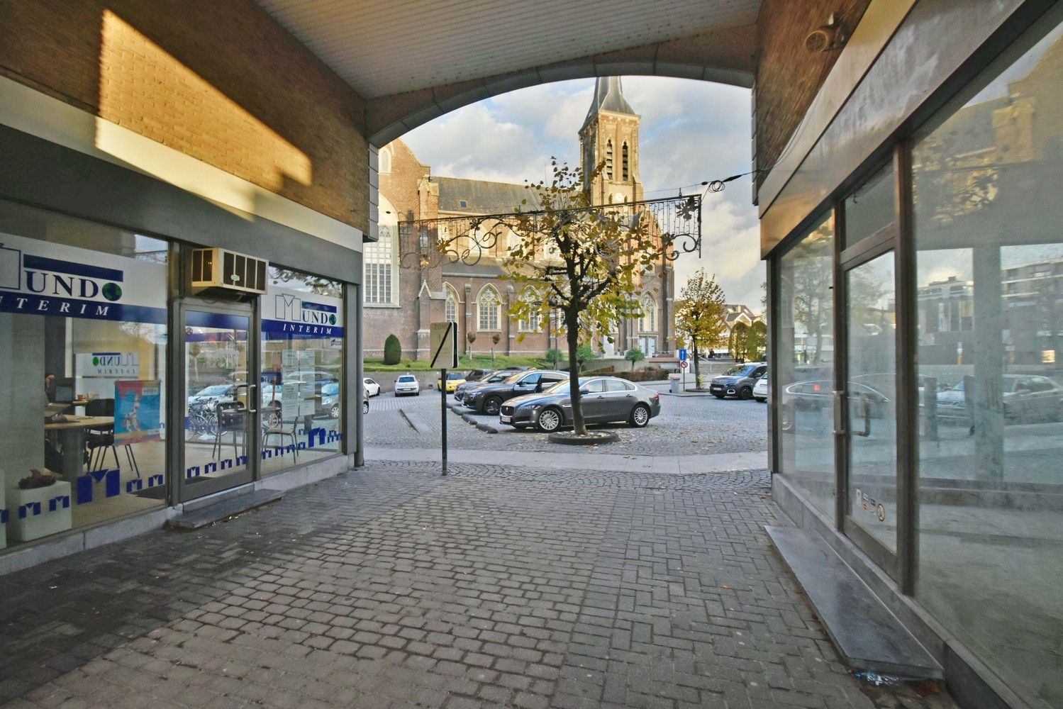 Handelsruimte gelegen in het centrum van Lanaken foto {{pictureIndex}}