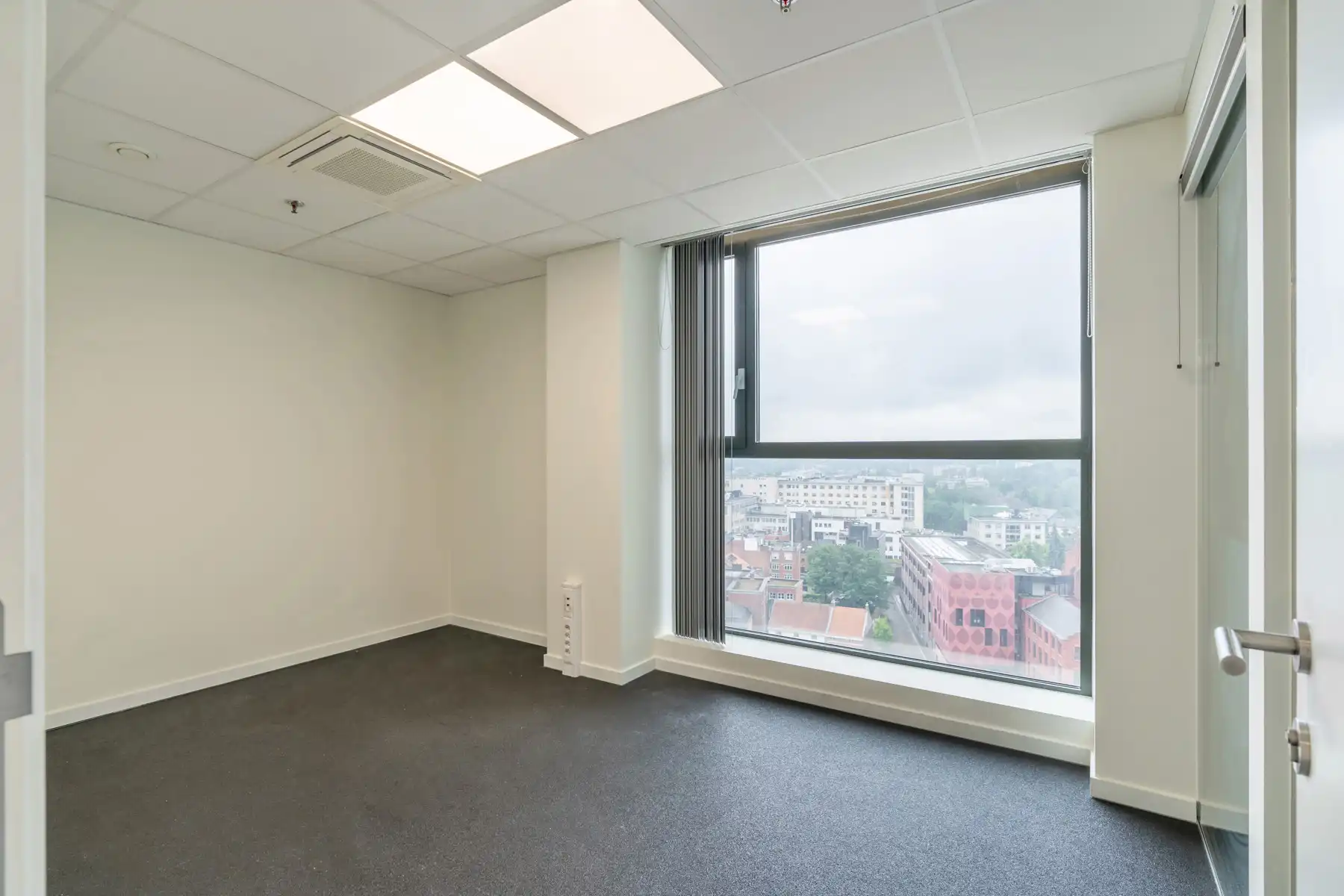 Instapklare kantoorruimte te huur in Radisson Toren foto 13