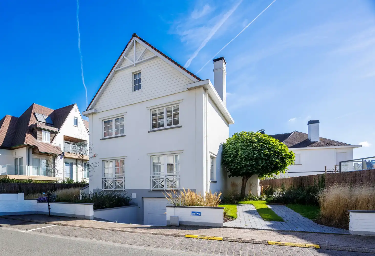 Stijlvolle vrijstaande villa met schitterende zongerichte terrassen, uitstekend gelegen op een boogscheut van het strand foto {{pictureIndex}}