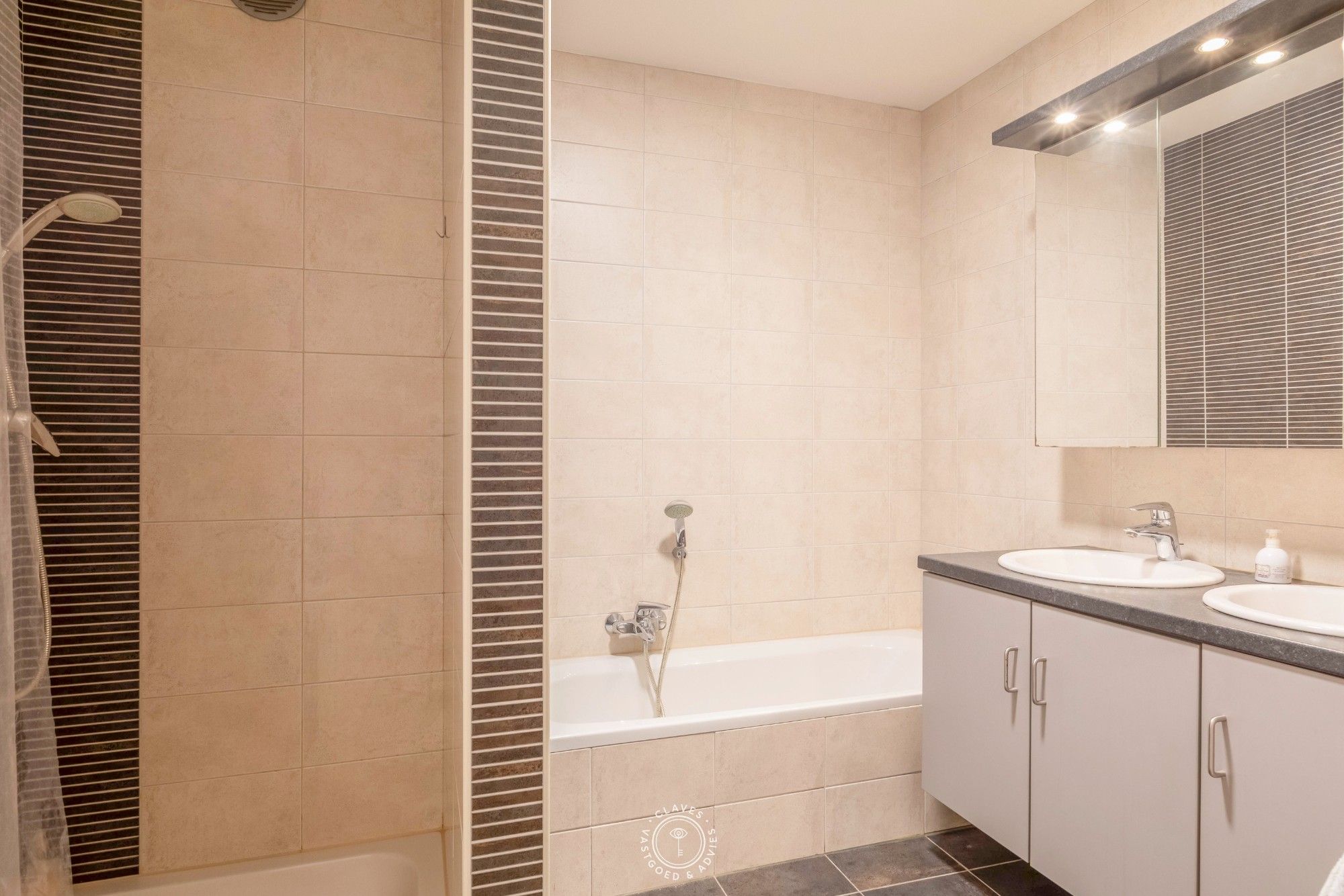 Centraal gelegen appartement met twee terrassen en autostaanplaats foto 9