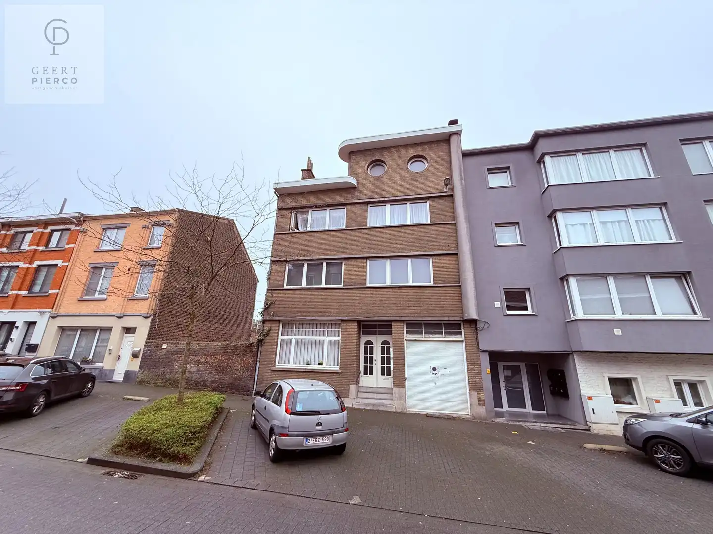 Hoofdfoto van de publicatie: Statig Art Deco-pand met investeringspotentieel te Landen