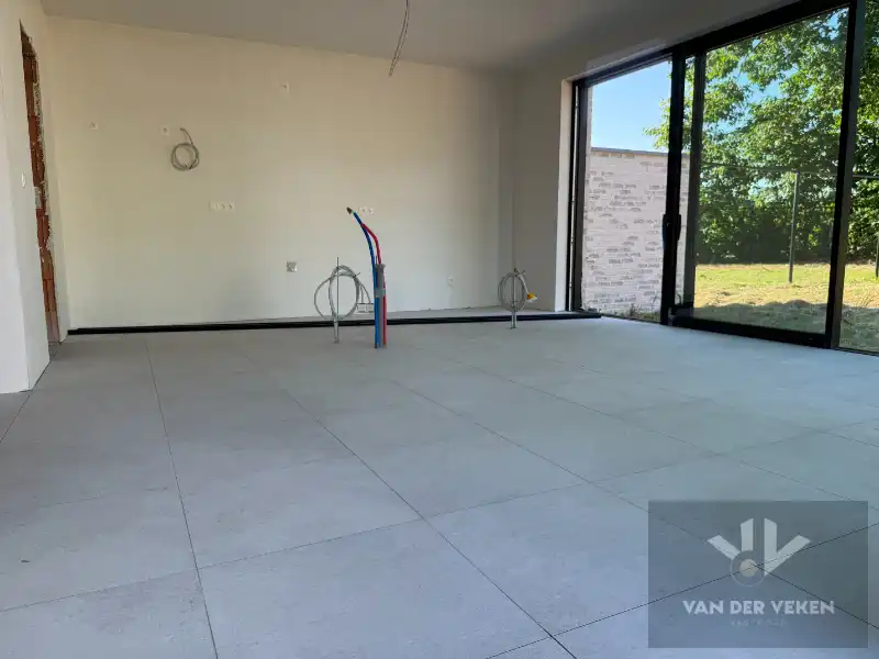 Ruime half open BEN-woning met 4 slaapkamers en inpandige garage te bewonderen in het gezellige Kermt. foto 3