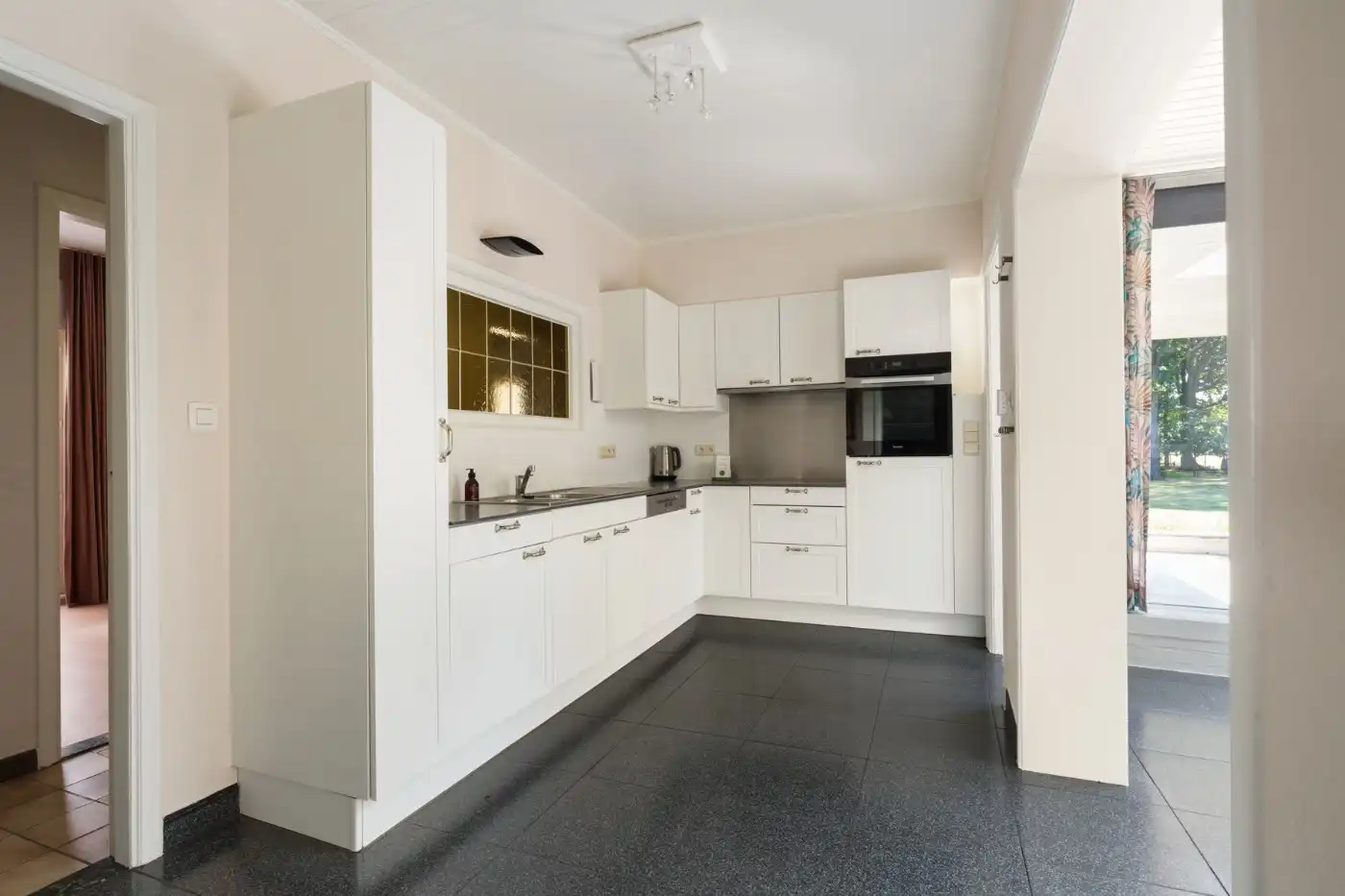 Vrijstaande laagbouwwoning met 3 slpk., garage en prachtige tuin foto 9