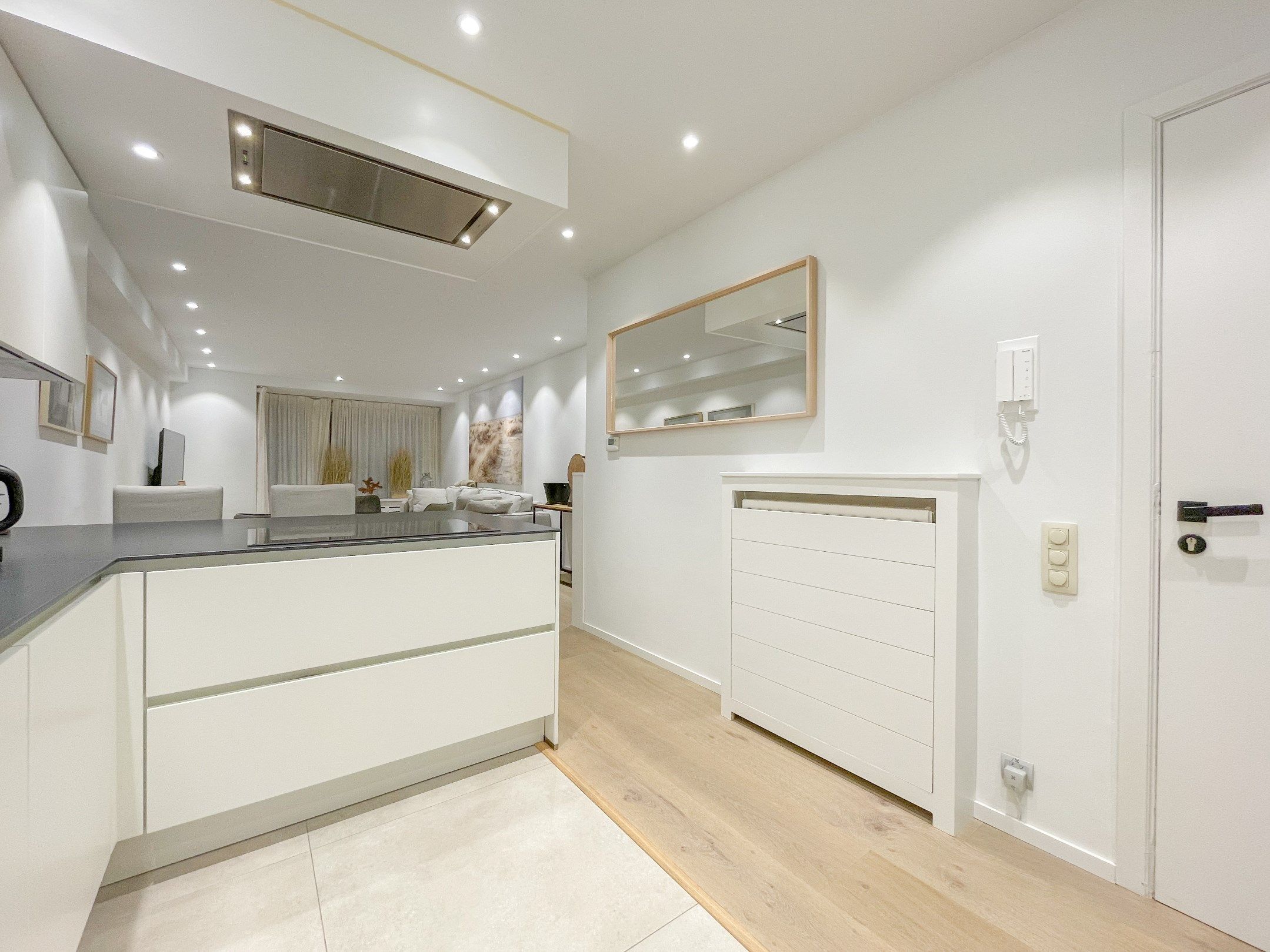 Stijlvol gerenoveerd appartement gelegen op een boogscheut van de zee. foto 10