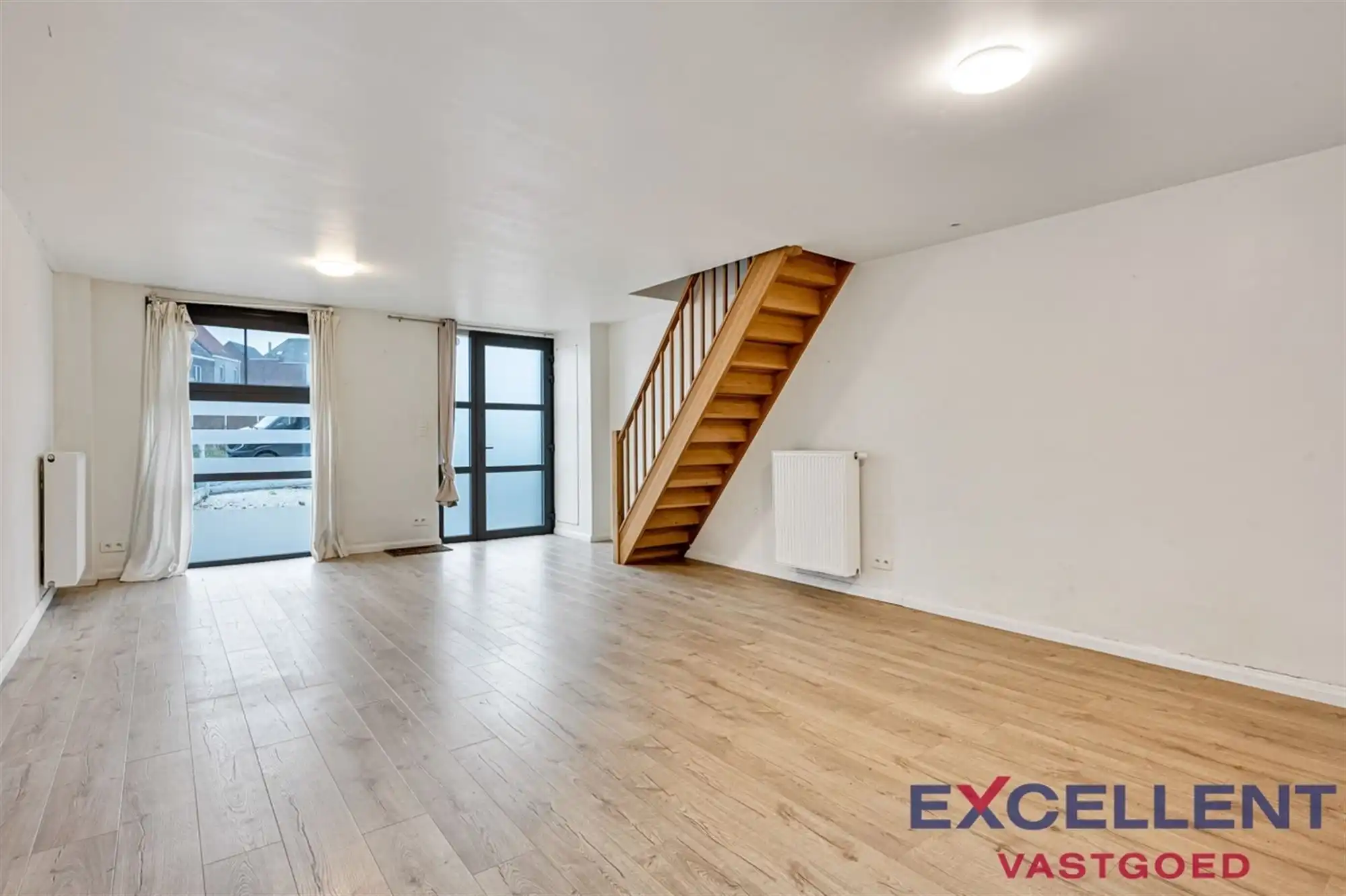 INSTAPKLARE WONING MET STADSTUIN TE RONSE foto 5