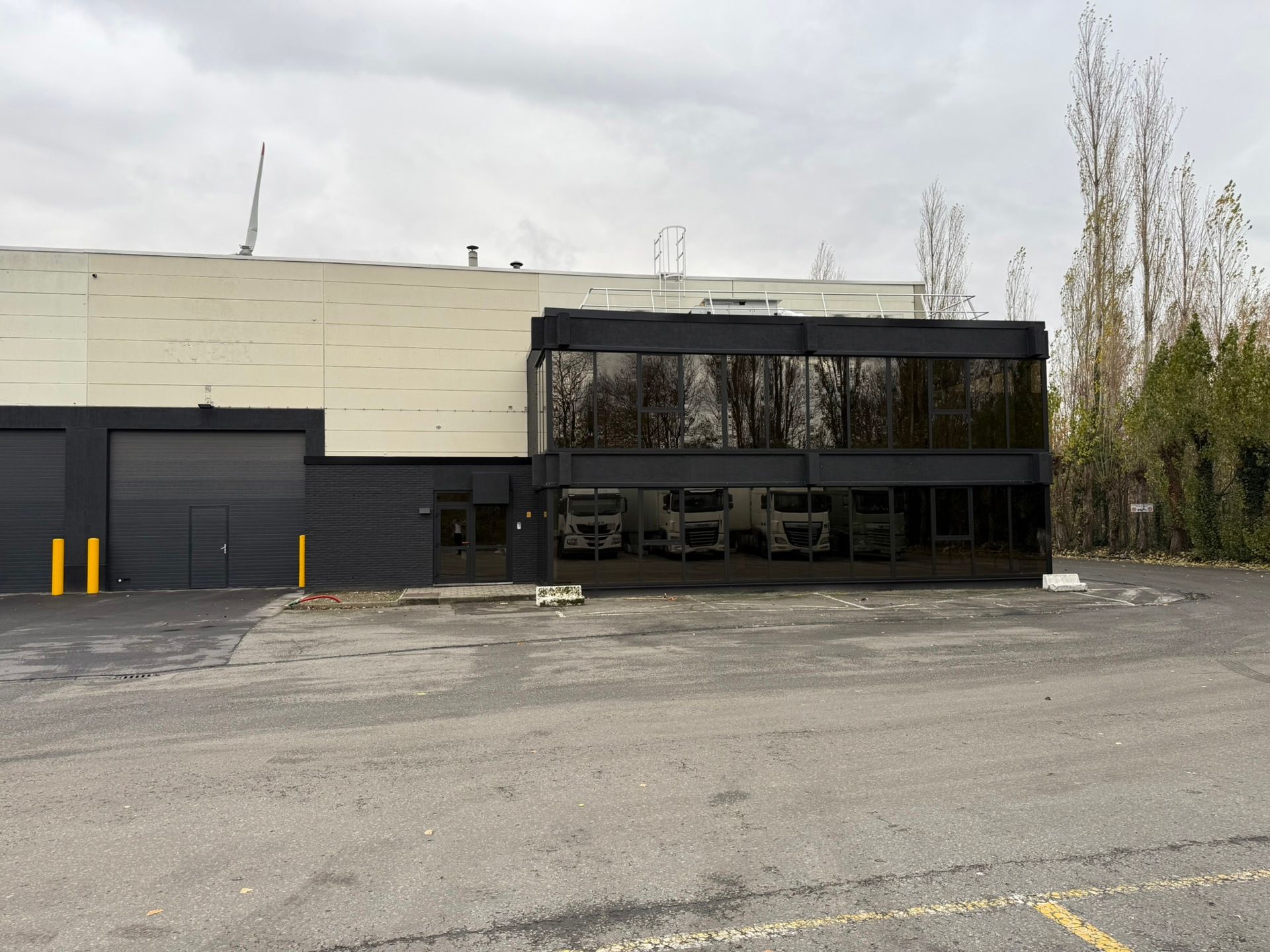 Strategisch gelegen magazijn in de Haven van Antwerpen foto {{pictureIndex}}