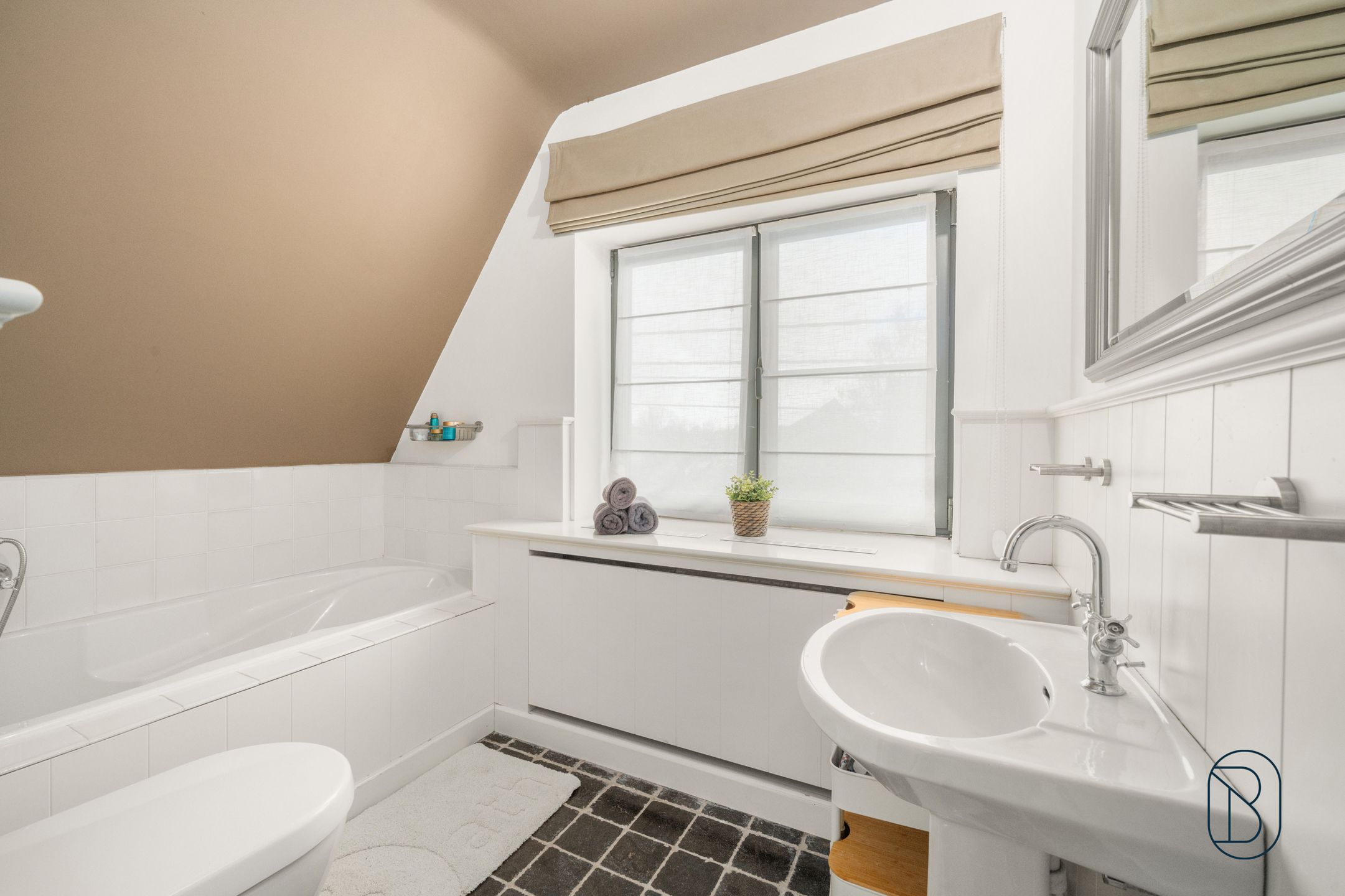 Stijlvolle gerenoveerde woning met loods in Zwevegem foto 22