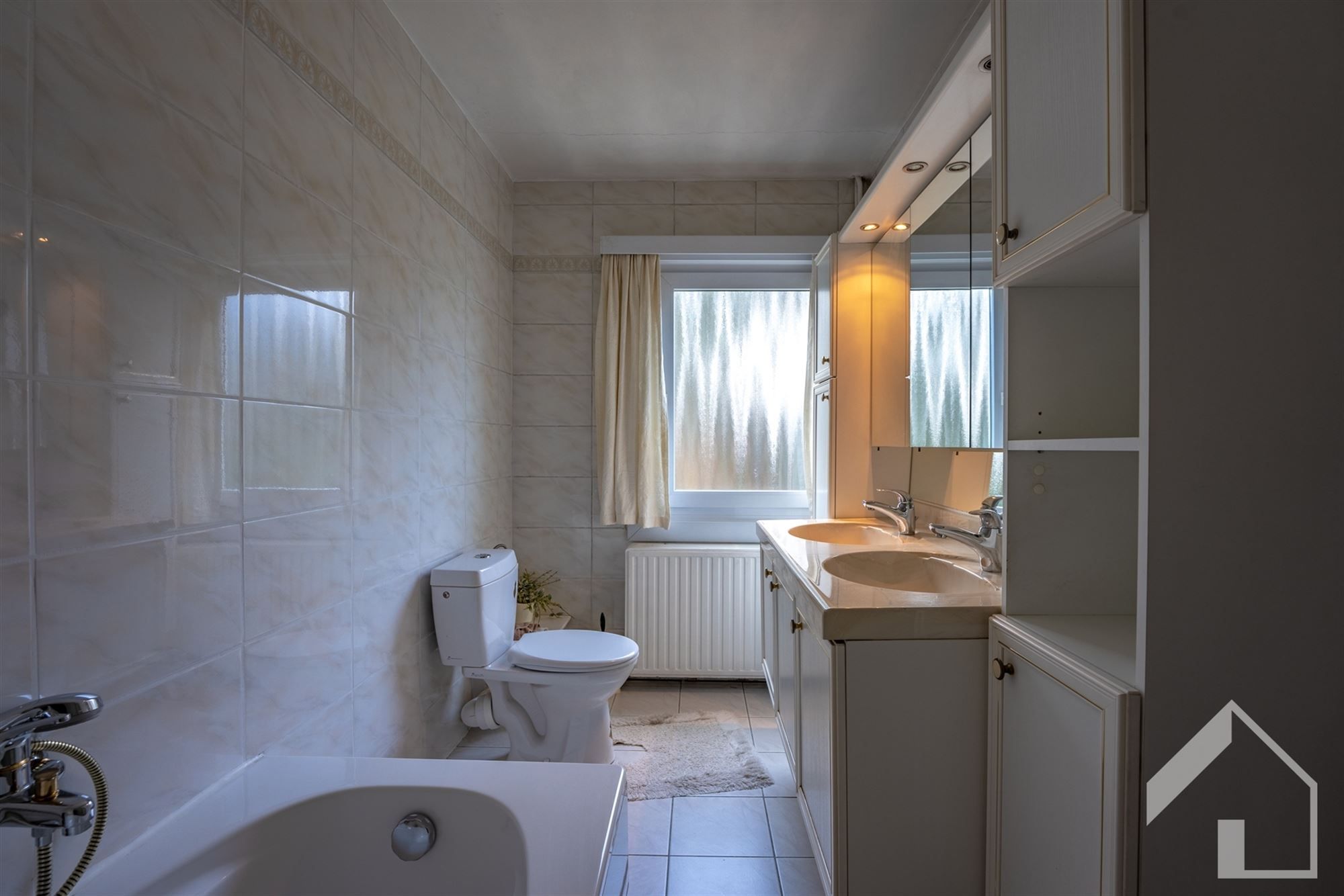 Gezinswoning met 4 ruime slaapkamers, garage en leuke tuin foto 16