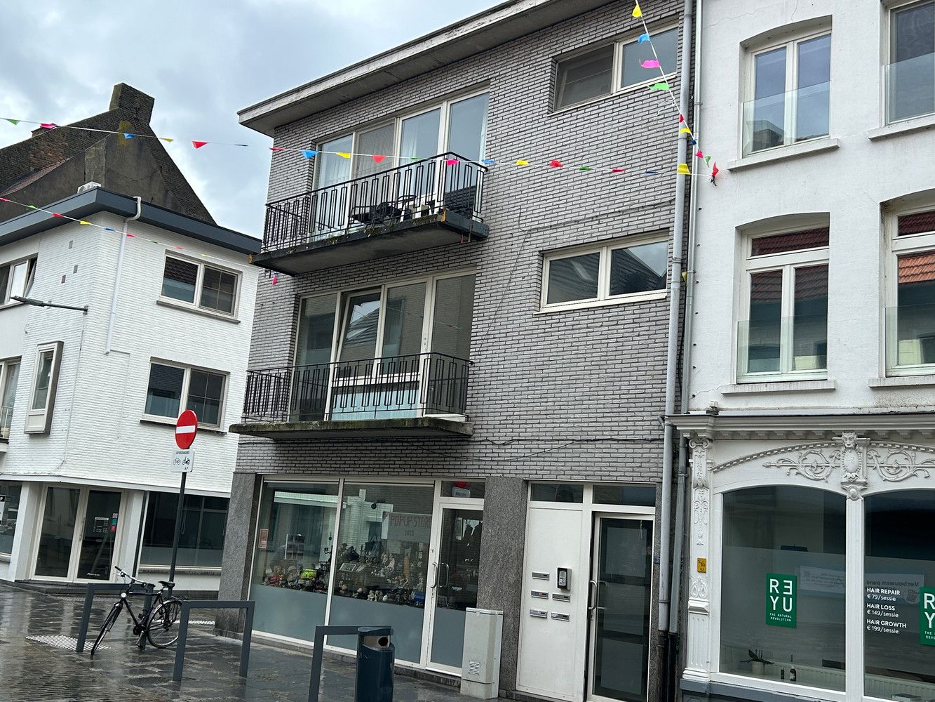 Building met handelsgelijkvloers, 4 appartementen, 3 garages en kelder foto 3