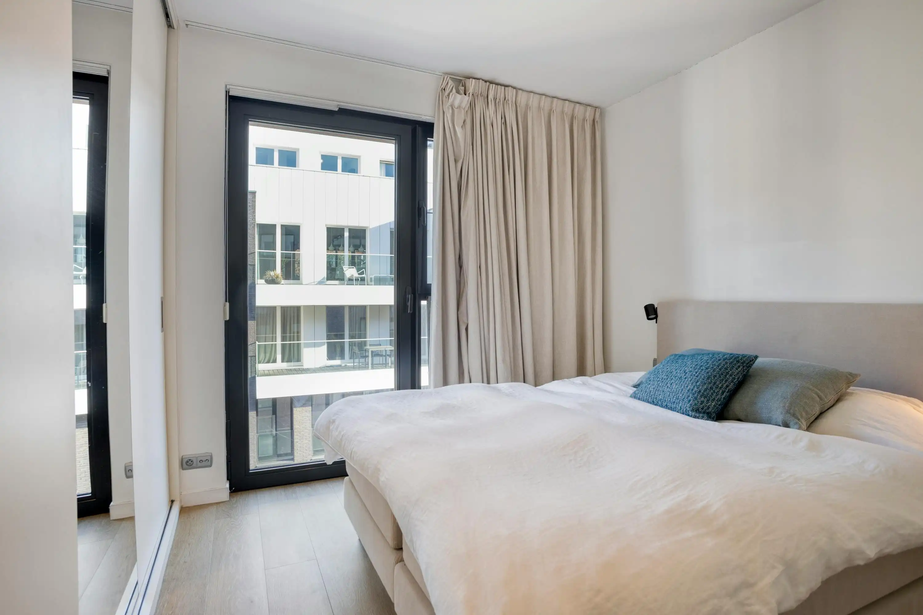Lichtrijk appartement met terras te koop te Antwerpen Zuid! foto 10