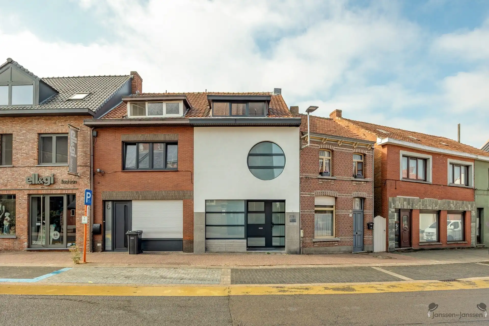 Hoofdfoto van de publicatie: Karaktervolle, gerenoveerde woning met veelzijdige indeling tegenover de kerk van Brecht 