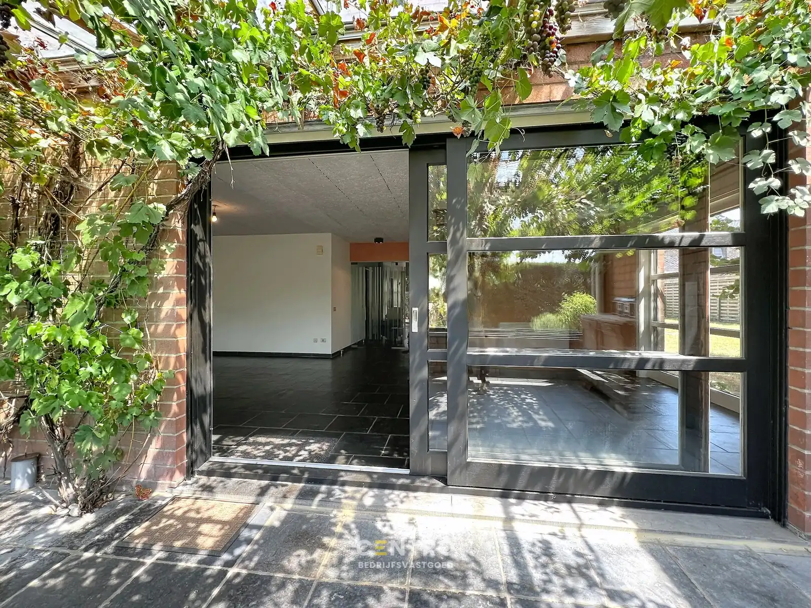 Kantoor met magazijn:  perfecte combinatie van ruimte en functionaliteit met een weelderige tuin (Oostnieuwkerke-Staden)! foto 45