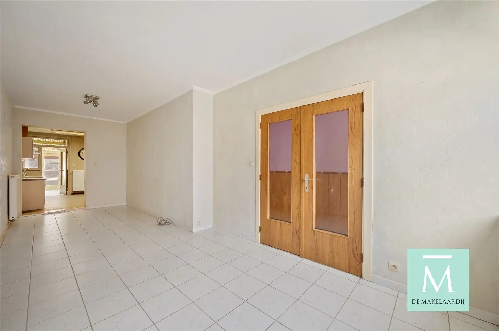 Leuke, op te frissen starterswoning met 3 slaapkamers en gezellig terrasje op toplocatie! foto 3