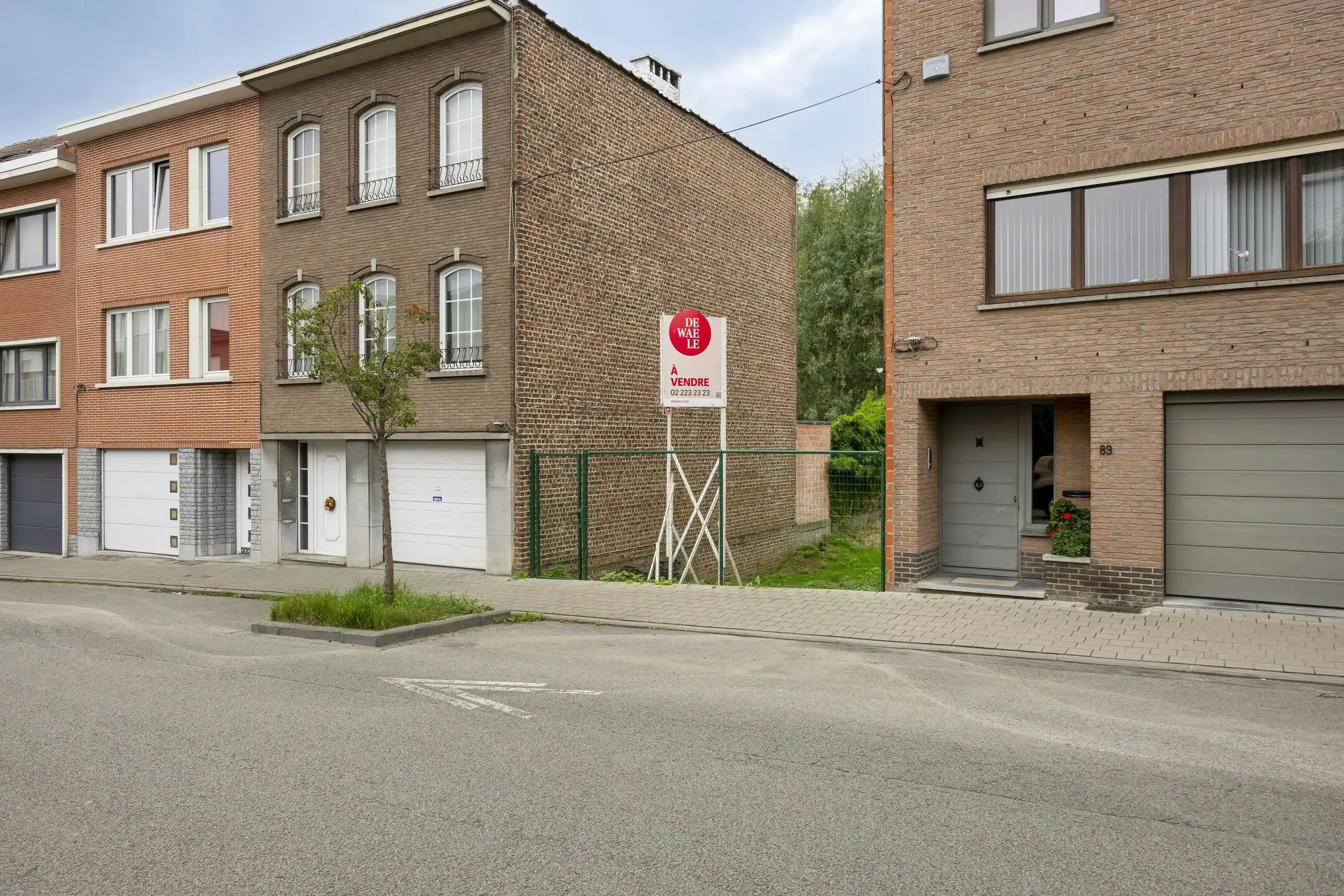 Rustig gelegen bouwgrond te koop in Neder-Over-Heembeek foto {{pictureIndex}}