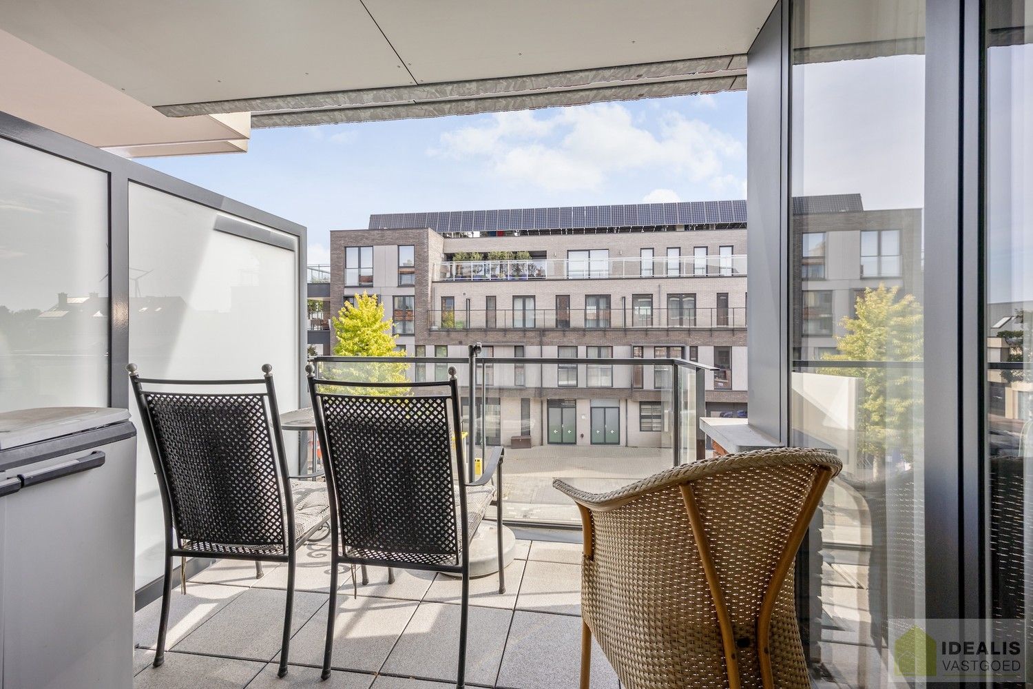 IDEALIS VASTGOED – HOOGWAARDIG AFGEWERKTE ASSISTENTIE-APPARTEMENT IN RESIDENTIE NUMA OP EEN TOPLOCATIE. Gelegen op de 2de verdieping met een bewoonbare oppervlakte van ca. 60m² biedt dit knappe assistentie-appartement een aangename leefruimte met aansluitend een zonnig overdekt terras, uitgeruste keuken en een ruime slaapkamer met veel lichtinval! Daarnaast kan er gebruik gemaakt worden van de talrijke gemeenschappelijke ruimtes en kan men aangenaam vertoeven in de prachtige gemeenschappelijke tuin, een oase van rust! foto 10