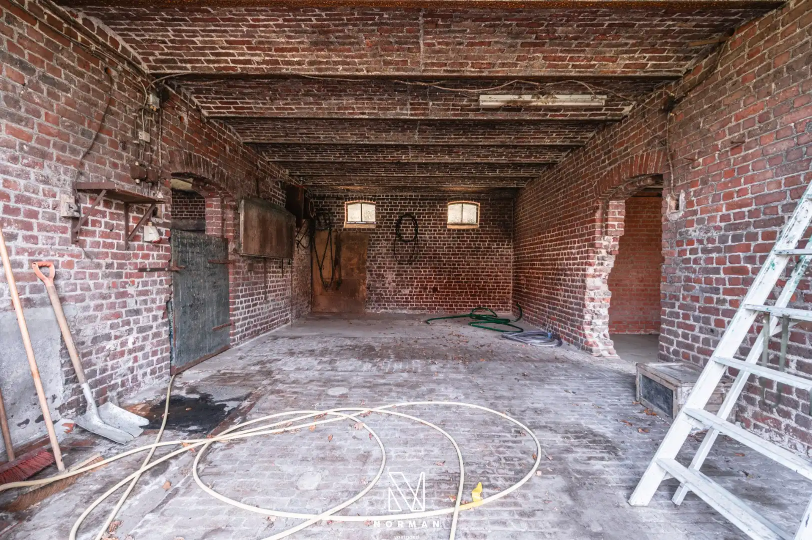 Unieke erfgoedhoeve op 33400 m² met dreef, bijgebouwen en landelijke vergezichten foto 26