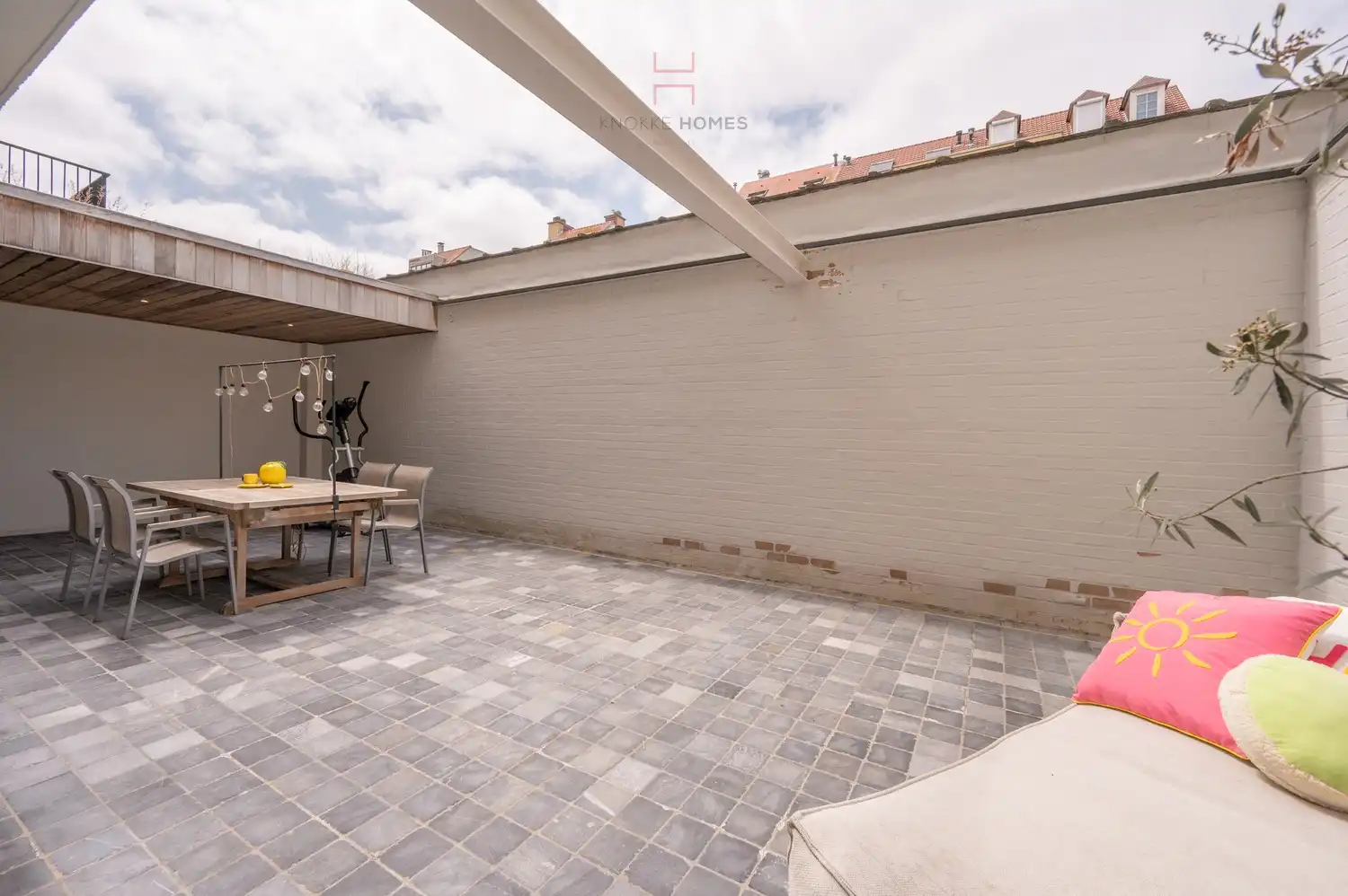 Zeer ruim en verzorgd appartement met vier slaapkamers en een praktische inpandige garage. foto 11