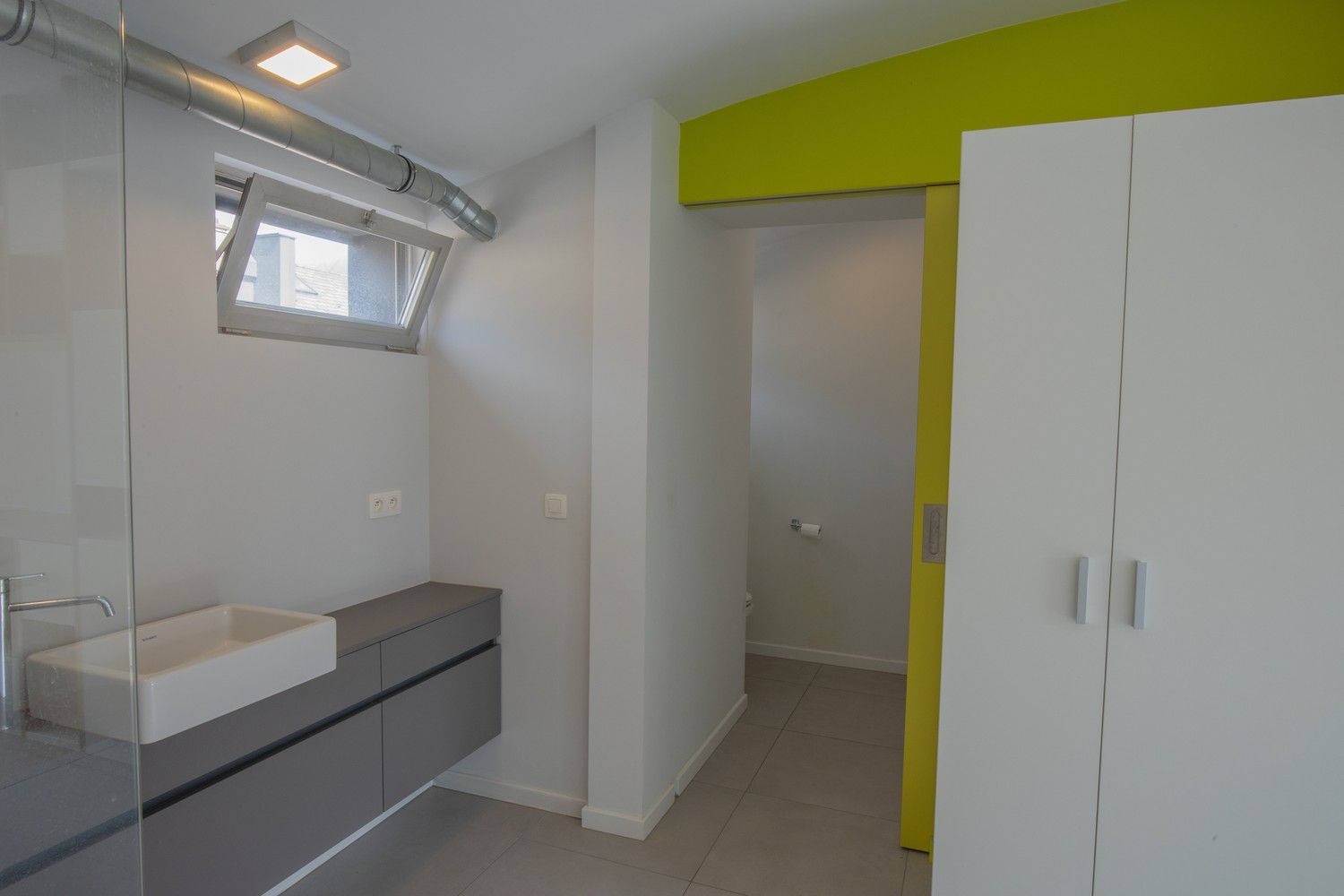 Licht en modern appartement met groot terras vlakbij station foto 10