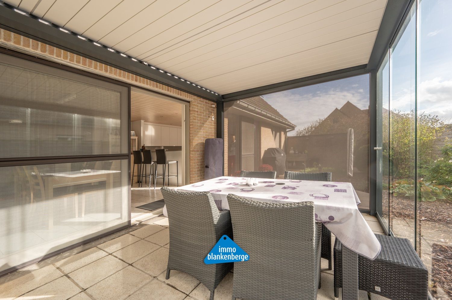 Ruime villa met zonnige tuin en moderne veranda op wandelafstand van de zee foto 10