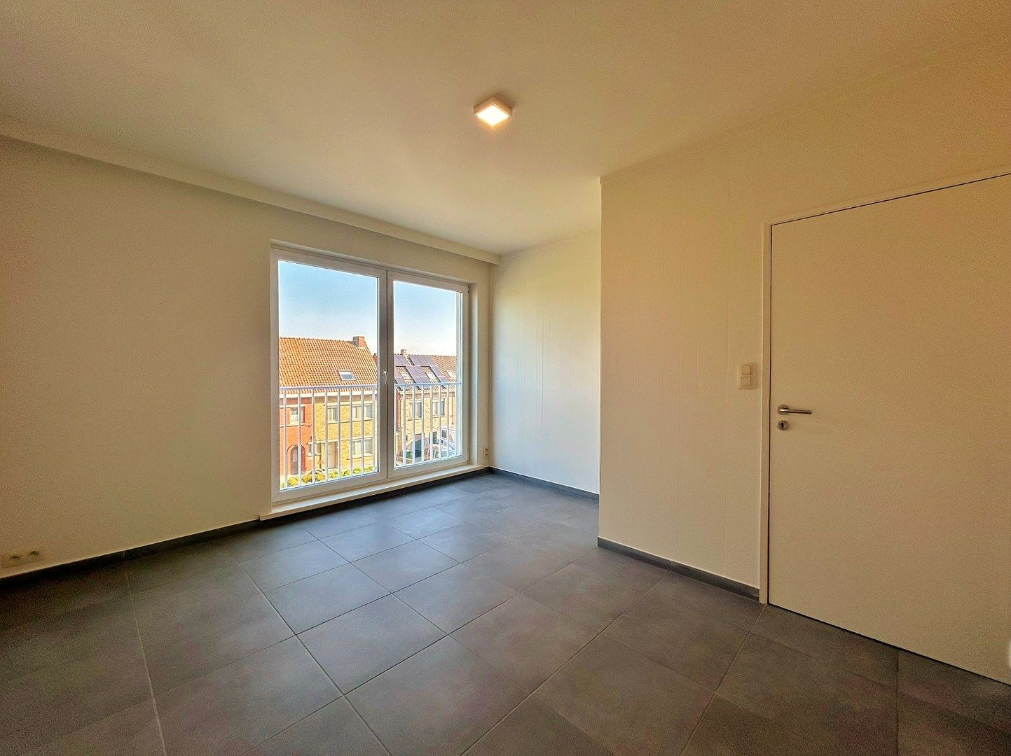 Ruim appartement met veel lichtinval, 3 slaapkamers en garage foto 8