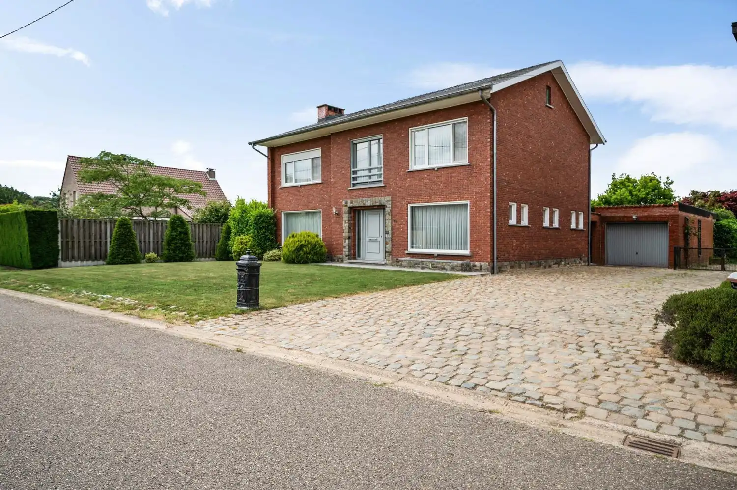 Hoofdfoto van de publicatie: RUIME WONING MET 4 SLK EN GARAGE OP PERCEEL VAN 1.625 m²!