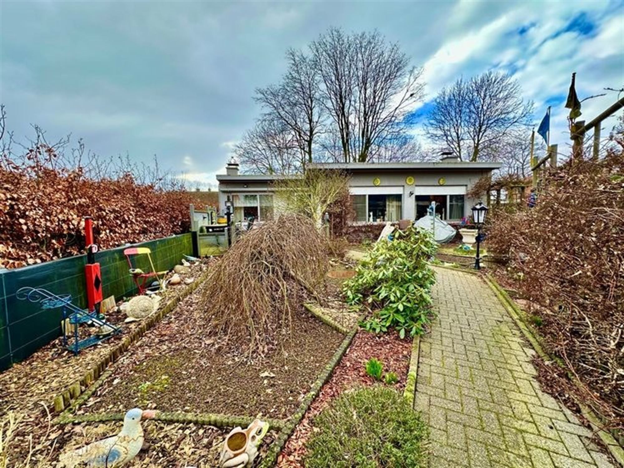 Hoofdfoto van de publicatie: Te renoveren laagbouw met 3 slaapkamers, tuin en garage. 