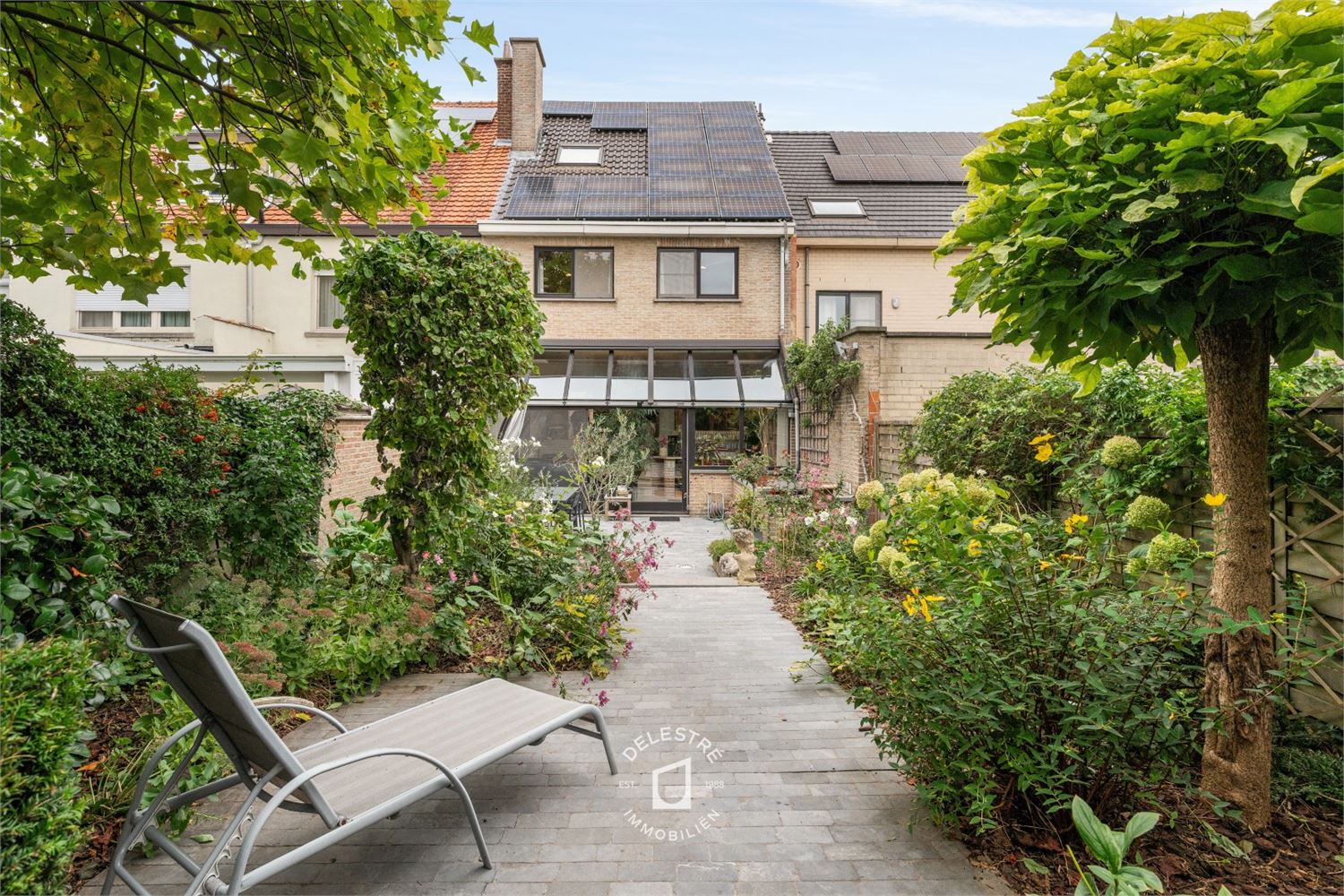 INSTAPKLARE GEZINSWONING MET GARAGE IN RUSTIGE STRAAT foto {{pictureIndex}}