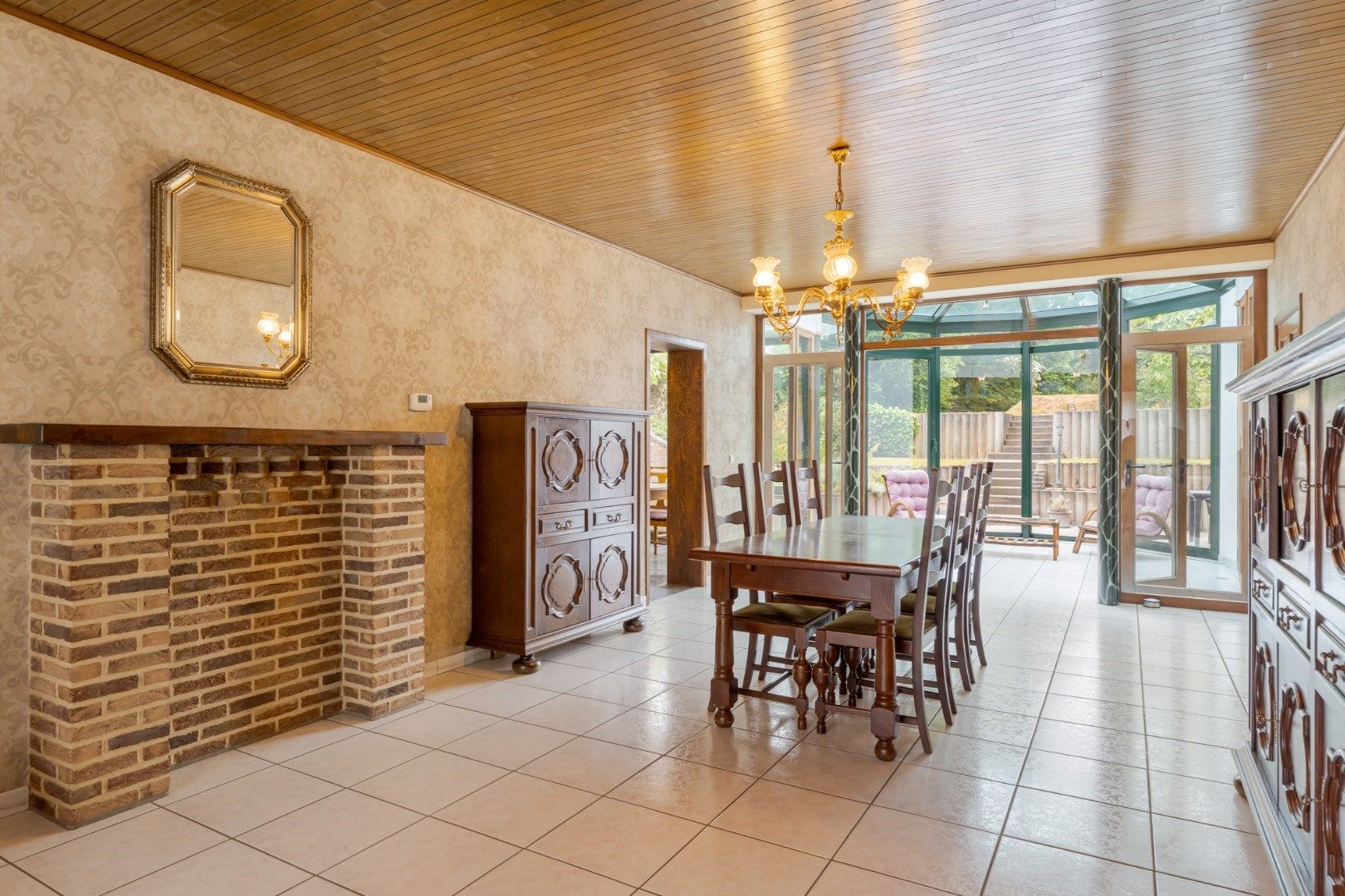 Verzorgde, op te frissen woning met 3 slaapkamers en uitbreidingsmogelijkheden, garage en tuin op 10a, vlak bij het centrum van Hoeselt foto 4