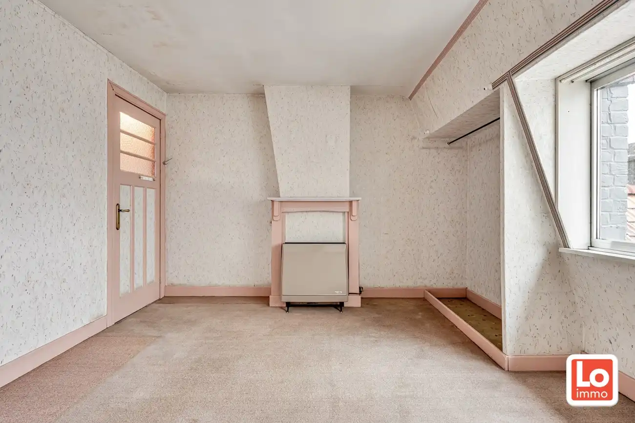 Volledig te renoveren gesloten woning met afzonderlijke garage en een leuke stadstuin op een toplocatie nabij het centrum van Lochristi! foto 12