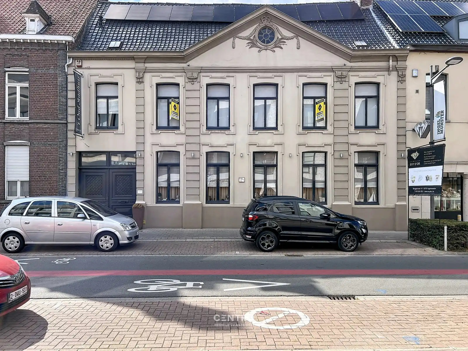 HERENHUIS (thans restaurant op gelijkvloers) met parkeerterrein, 3 garages en MAGAZIJN op 50m van de Markt van Ingelmunster! foto 3