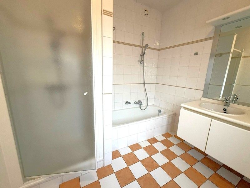 Zeer verzorgd en ruim gelijkvloers 1 slaapkamer appartement TE HUUR in Oeselgem! foto 6