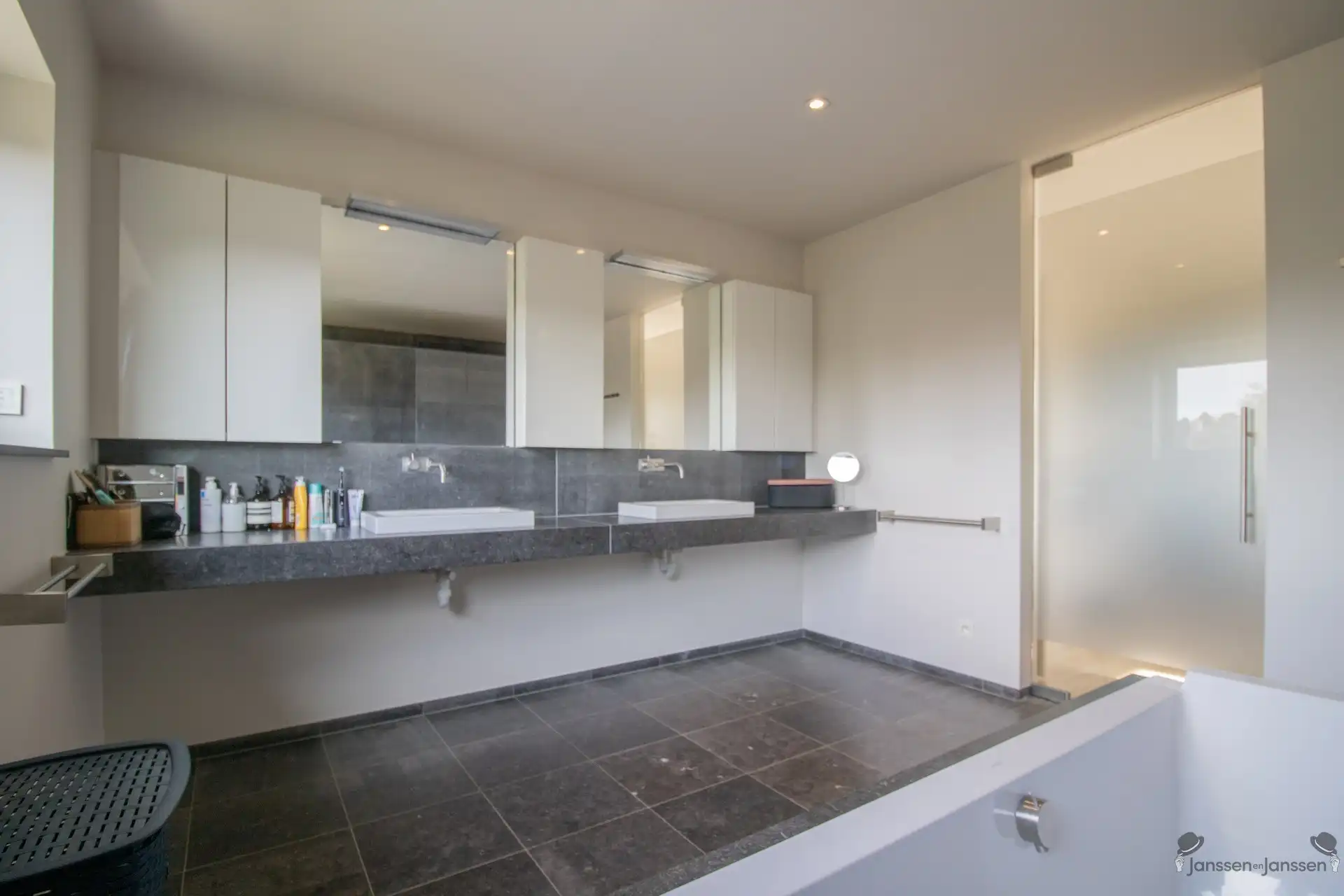 Ruime villa met 5 slaapkamers, 2 badkamers, buitenzwembad en poolhouse op 1.020 m² foto 12
