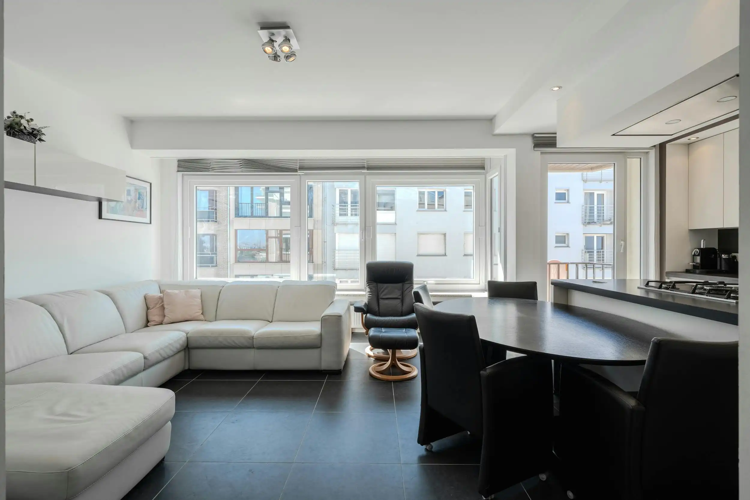 Instapklaar appartement met lateraal zeezicht te Mariakerke foto 3