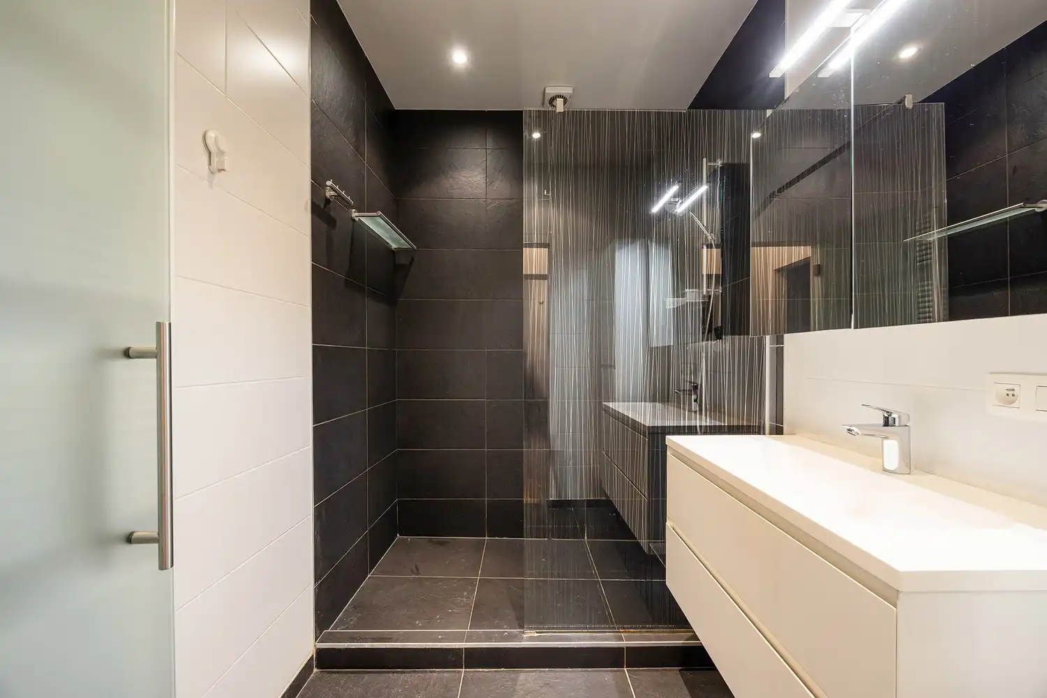 Ruim en energiezuinig appartement (139m²/ EPC B!) met terras in het modehart van Antwerpen aan de Nationalestraat foto 17