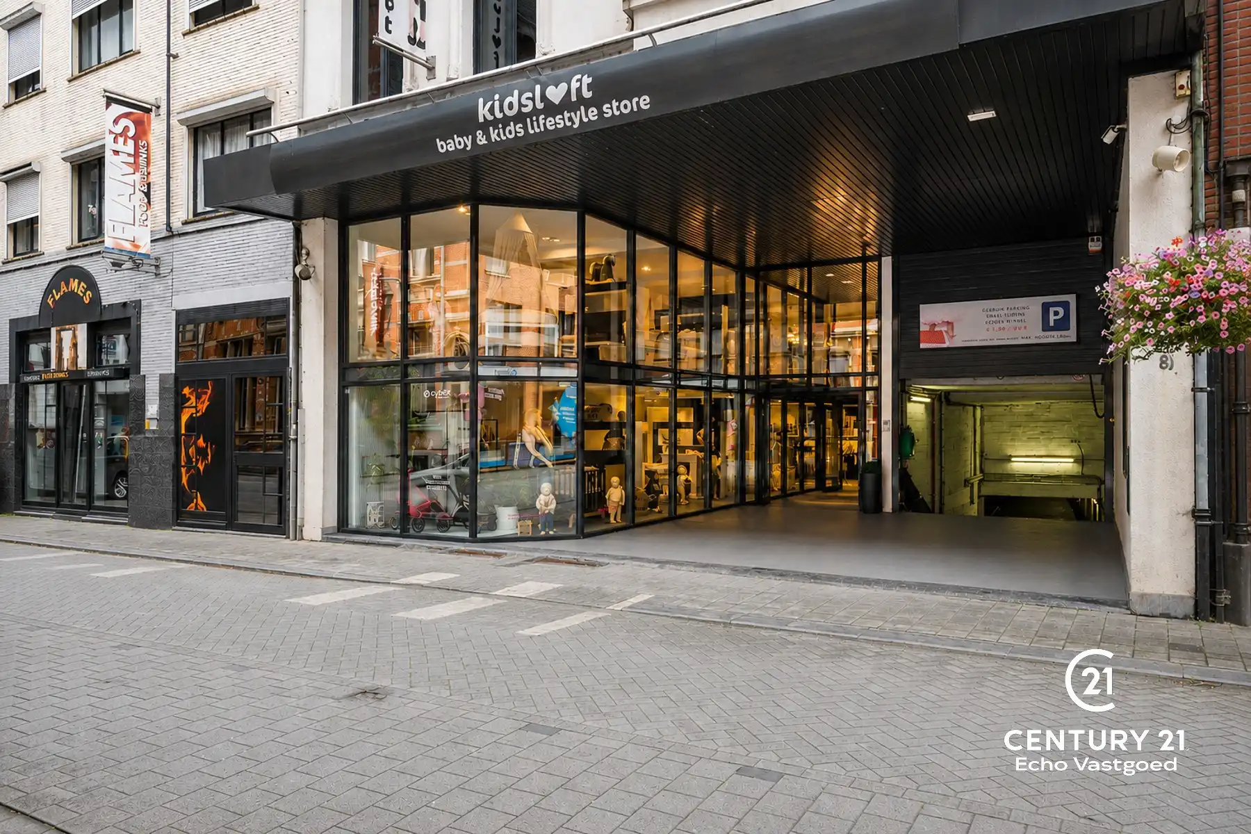 Groot handelspand met luxe duplexappartement en grote garage foto 2