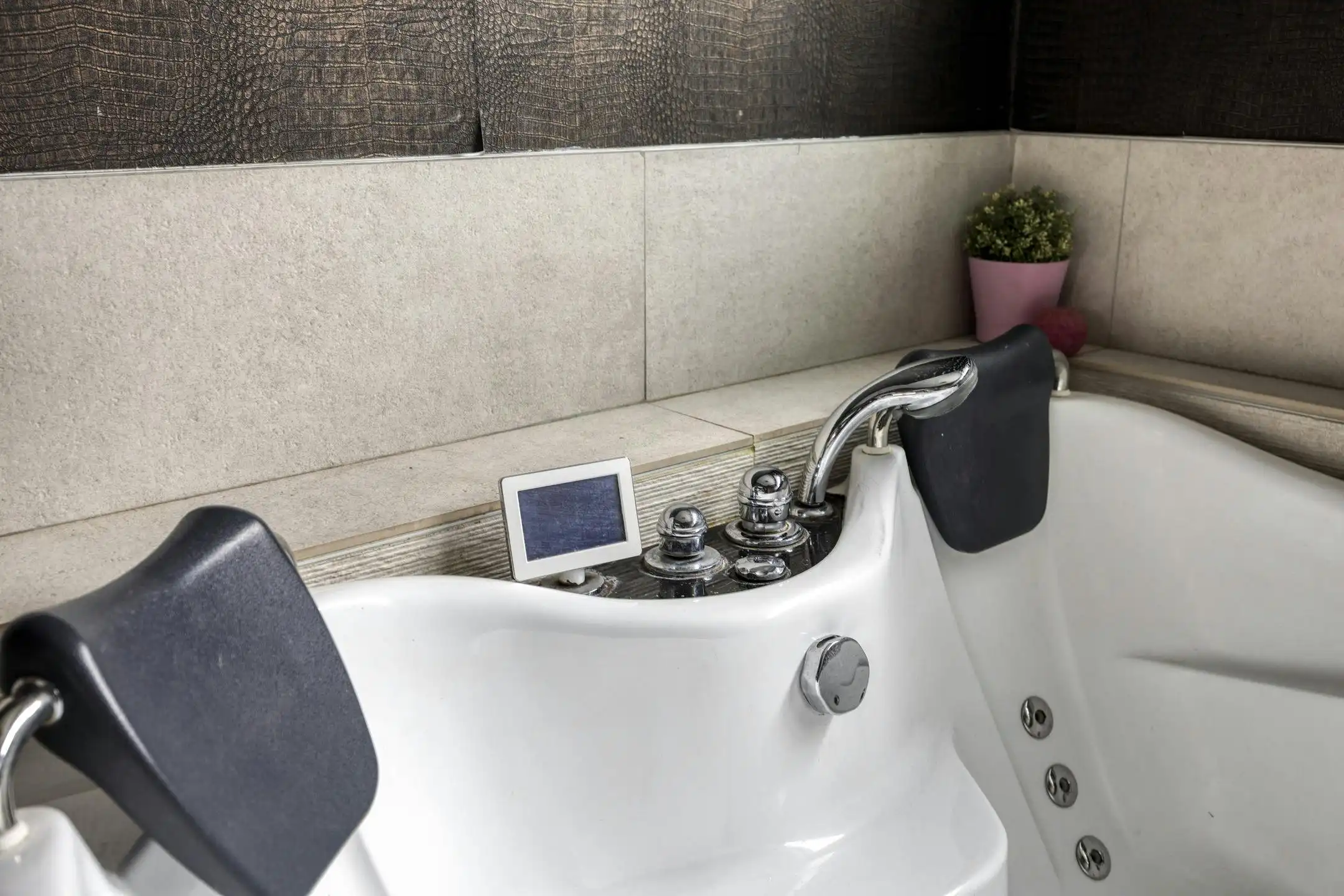 Gerenoveerd vrijstaand huis met zwembad, poolhouse en tuin foto 12