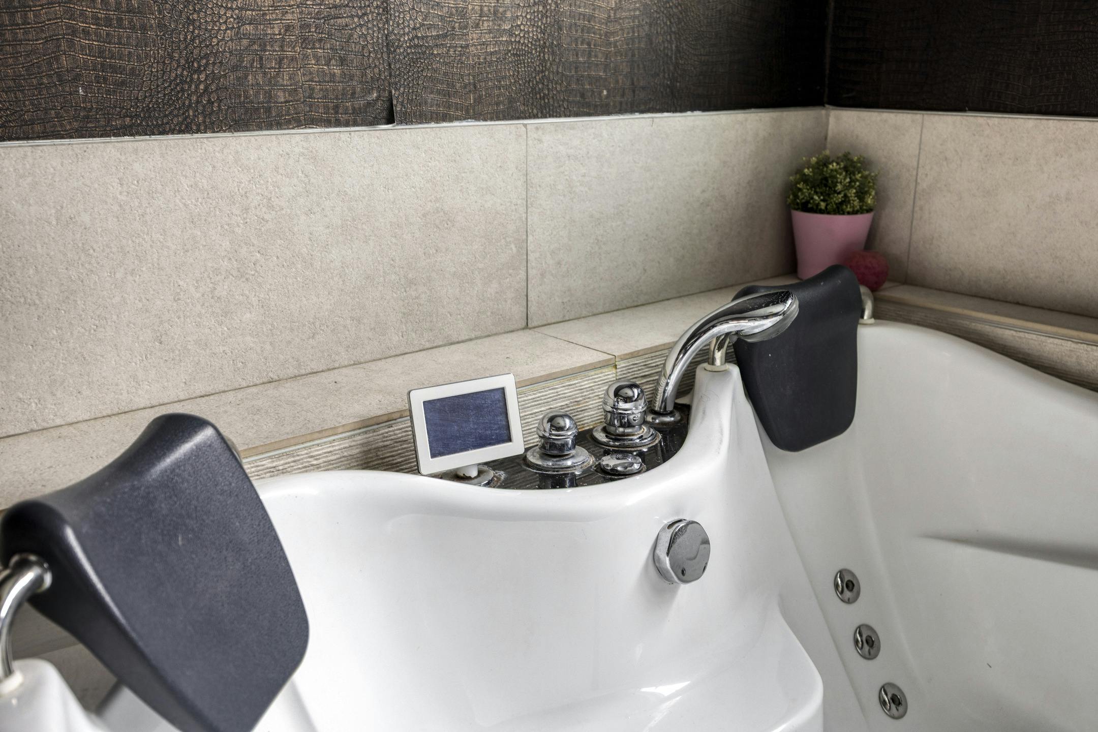 Gerenoveerd vrijstaand huis met zwembad, poolhouse en tuin foto 13